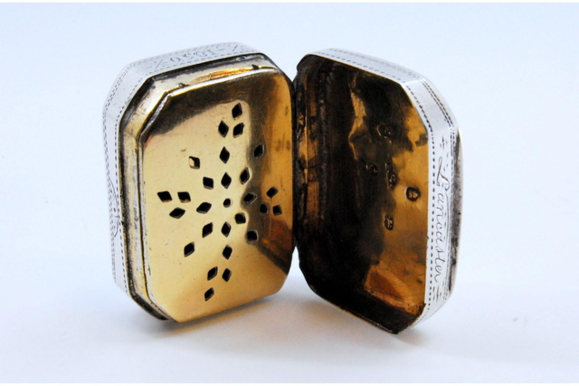 Silver vinaigrette with asymmetrical lid engraving, George III period For Sale 1