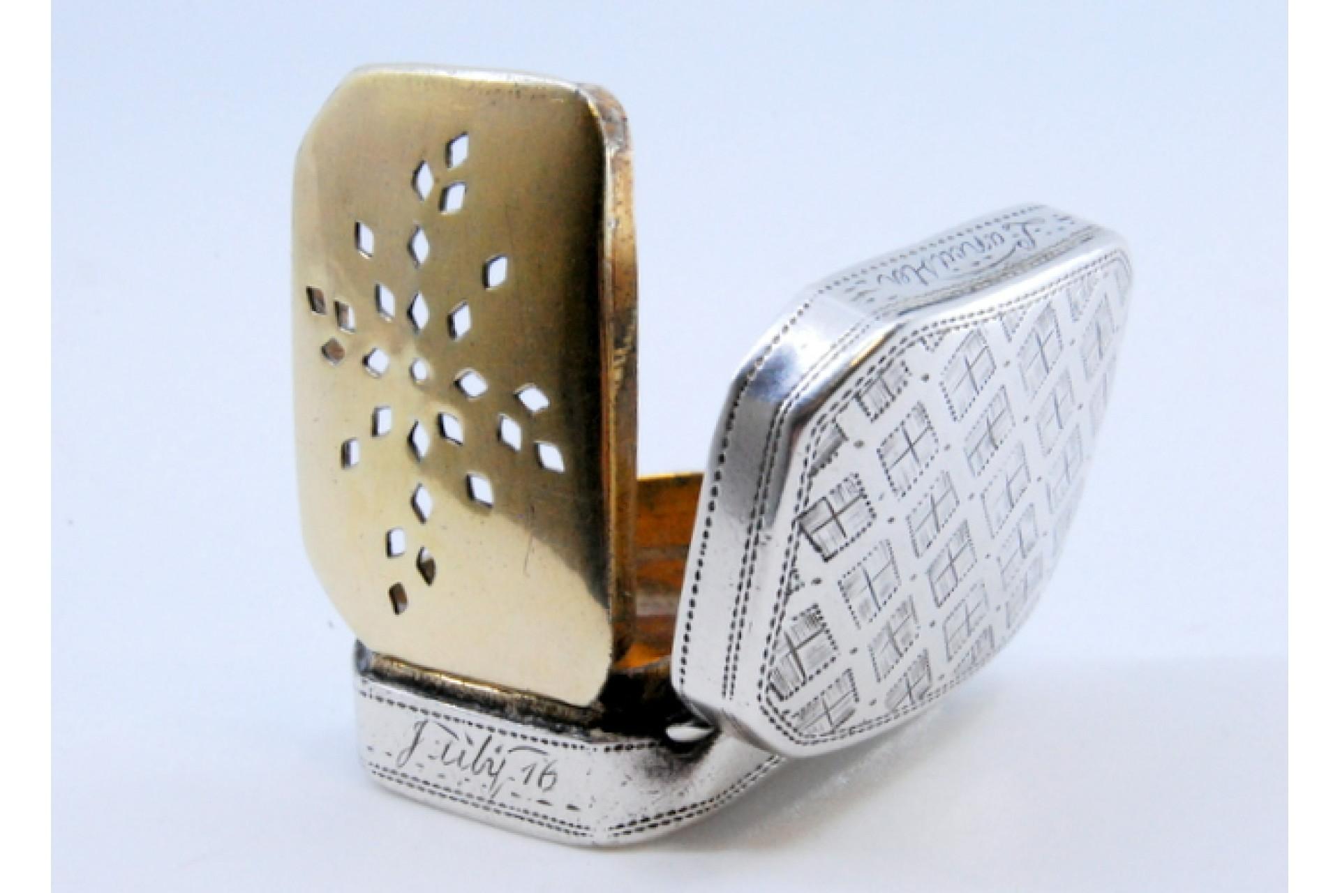 Silver vinaigrette with asymmetrical lid engraving, George III period For Sale 2