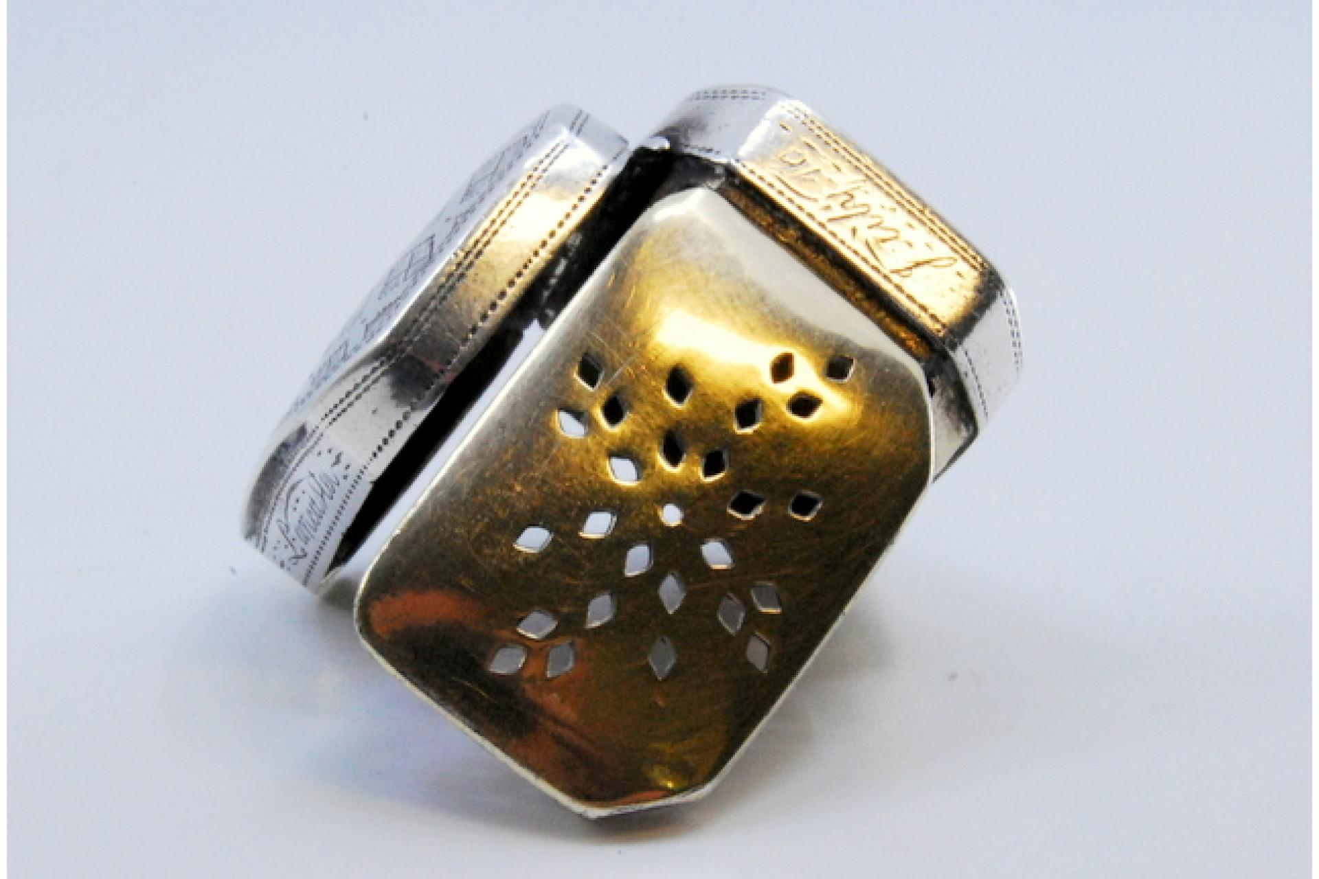 Silver vinaigrette with asymmetrical lid engraving, George III period For Sale 3