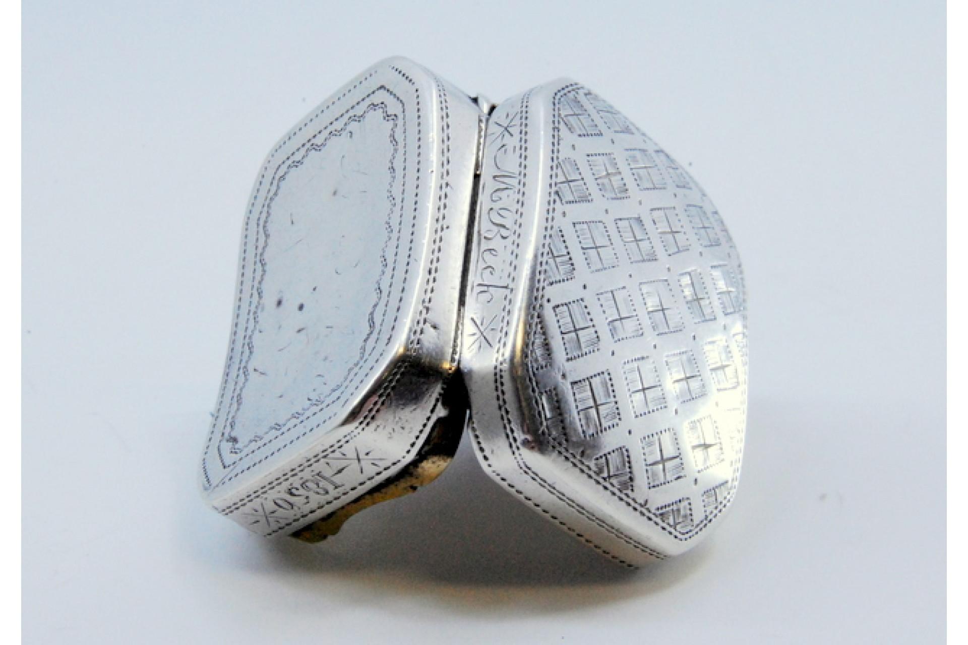 Silver vinaigrette with asymmetrical lid engraving, George III period For Sale 4