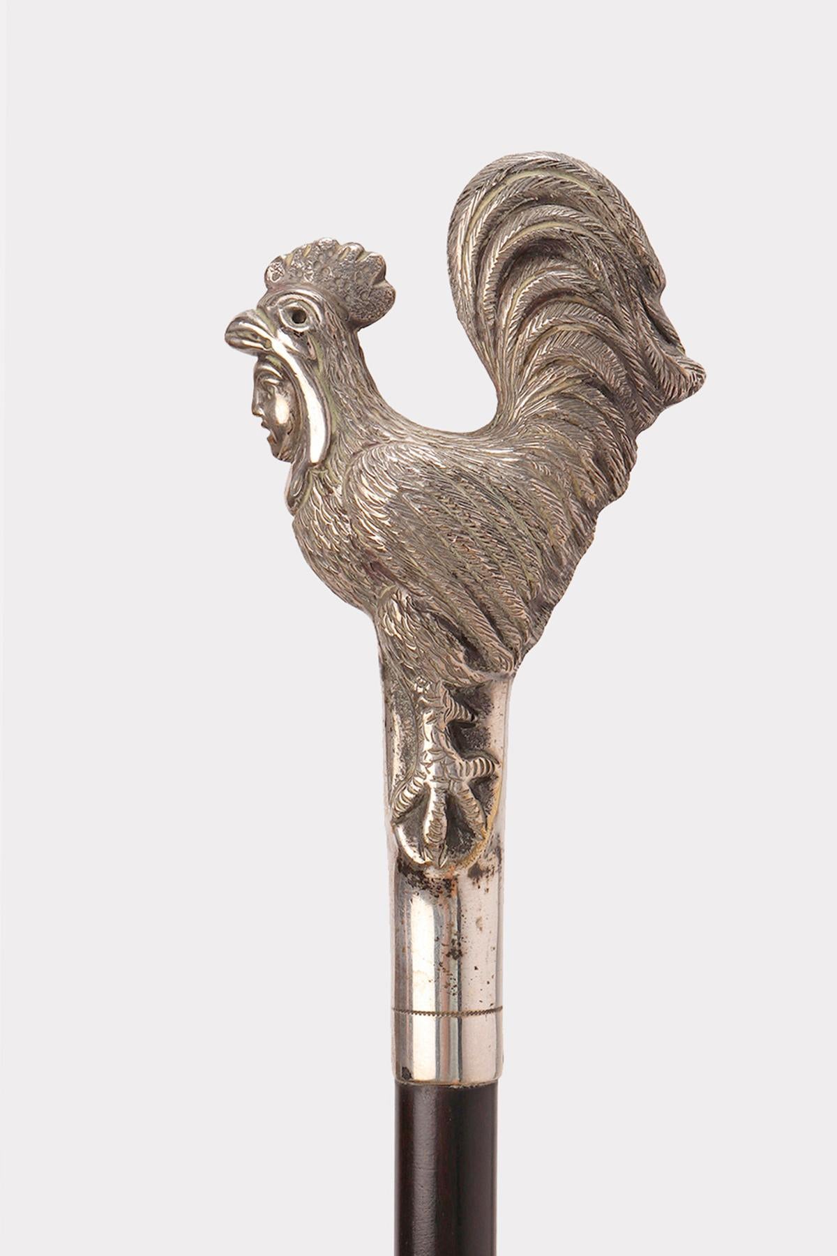 Bastone da passeggio in argento con un gallo con il volto di un uomo, Francia 1890. In condizioni buone in vendita a Milan, IT