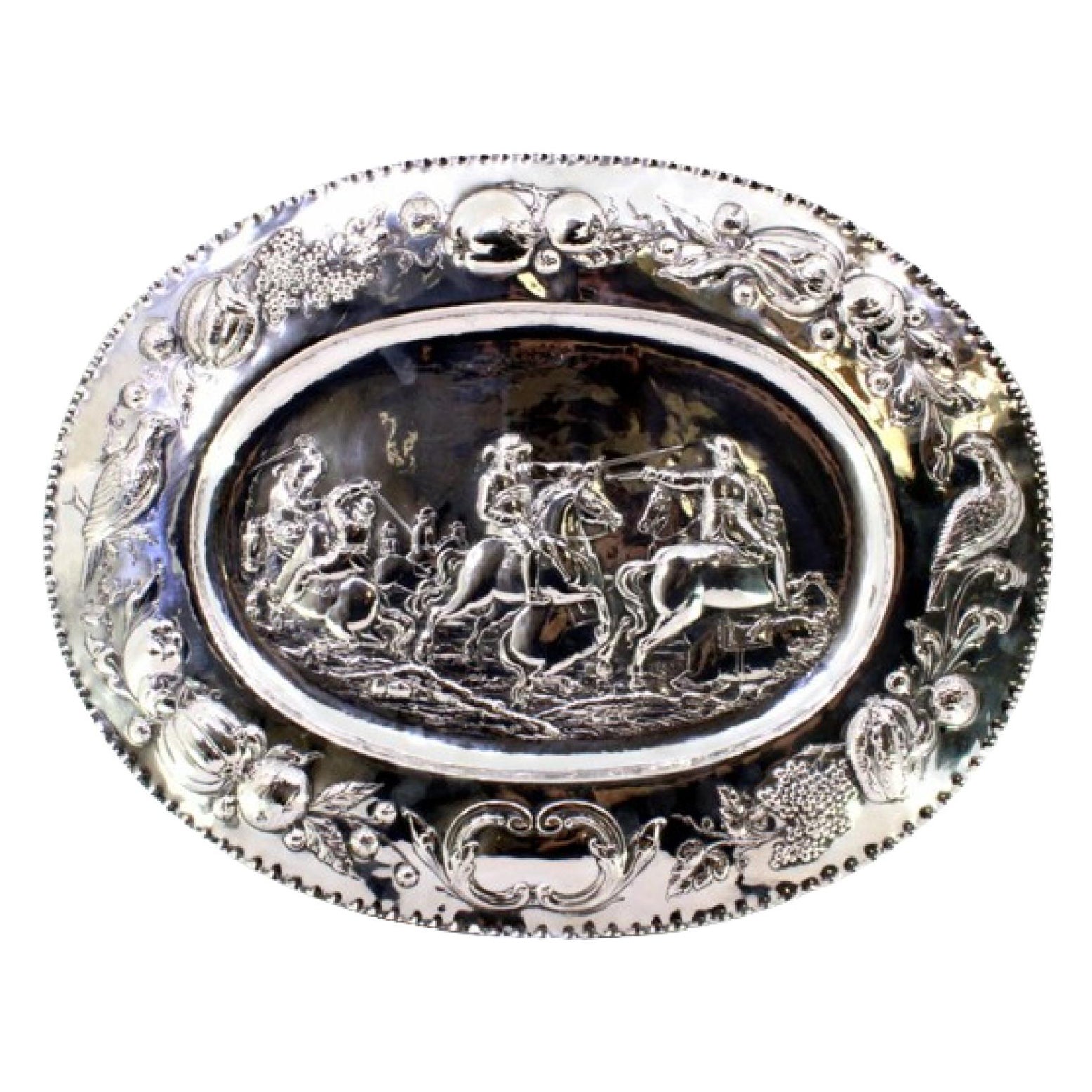 Plateau mural en argent avec scène de bataille, monogramme et relief orné en vente