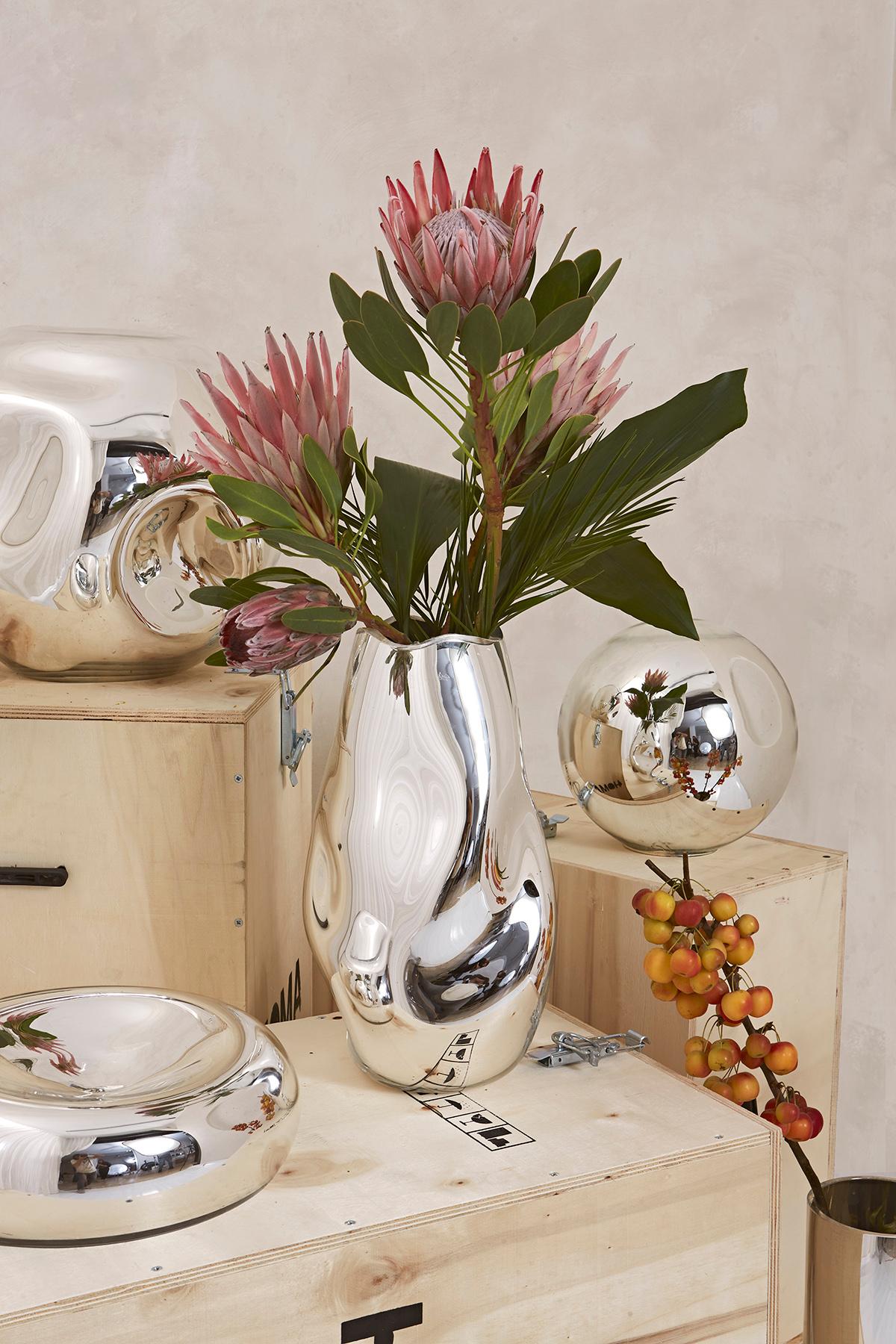 Vaso Silver Wave I di Homa
Dimensioni: L. 24 x P. 23 x H. 40 cm
Materiali:  Vetro soffiato. Silver Mirror. 

HOMA è un atelier di design contemporaneo con sede a Istanbul. I processi caratteristici dell'Atelier sono il vetro soffiato a mano, la