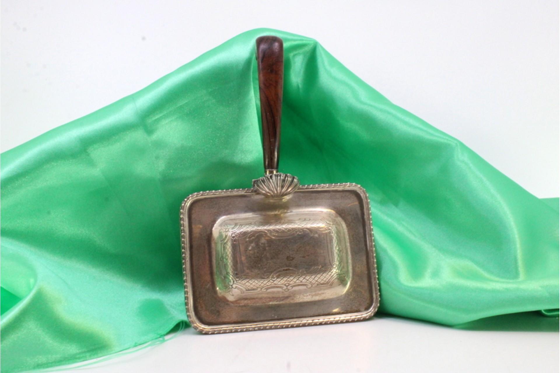 Description : Batteur en argent avec reliefs environnants, gravures végétales et manche en bois de châtaignier. Métal : Argent. Origine : Portugais. Poinçon : aigle debout I Titre. Poids : 192,08 grammes. Dimensions : 10cmx16cm. Contenu : 916/1000.