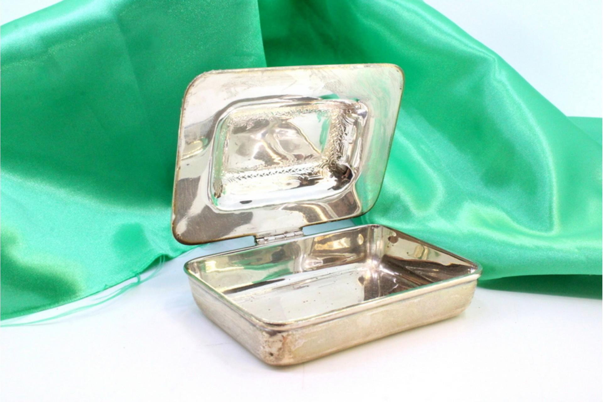 Européen Silver whisk w/ surrounding reliefs, plant engravings & a chestnut wood handle en vente