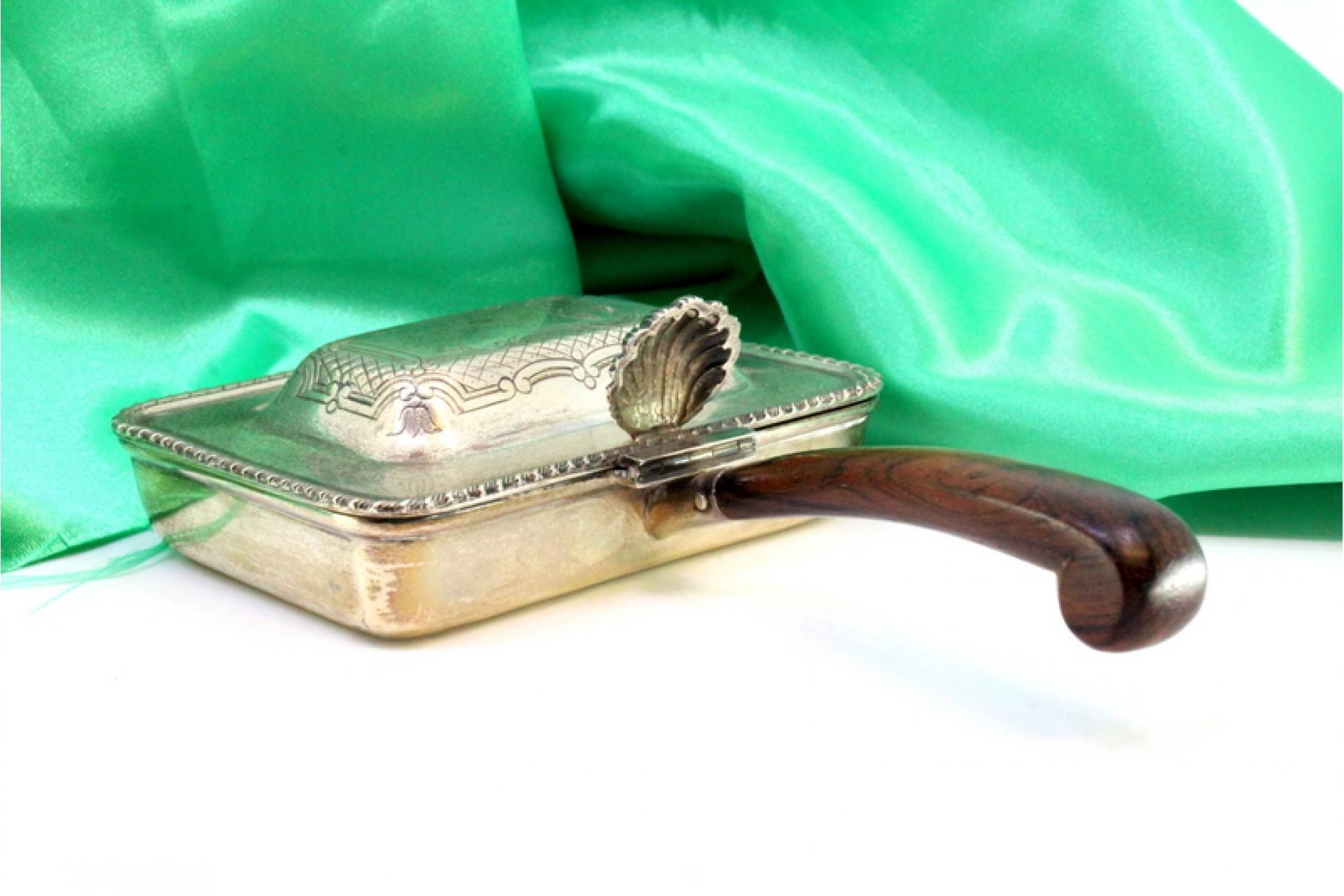 20ième siècle Silver whisk w/ surrounding reliefs, plant engravings & a chestnut wood handle en vente