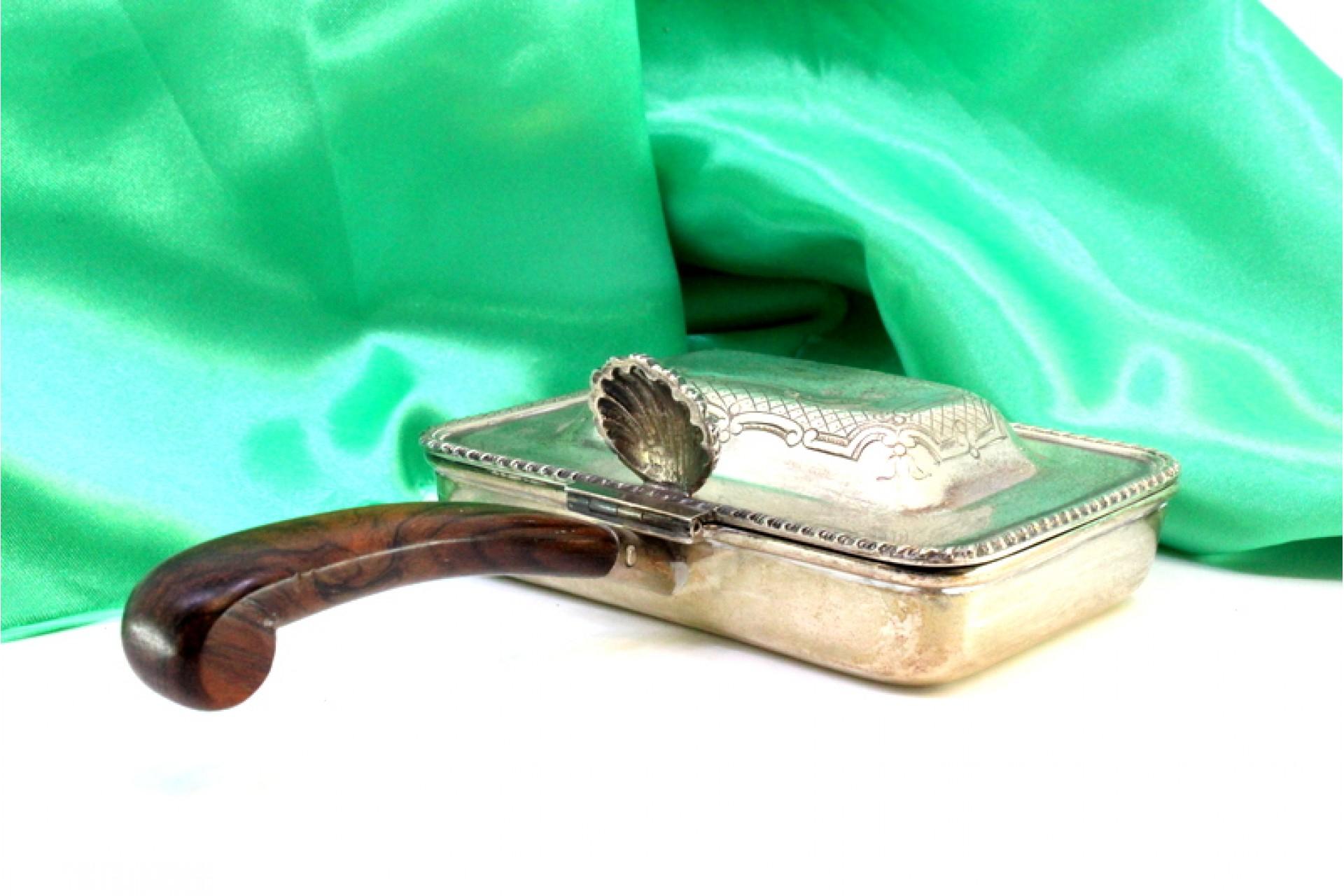 Argent Silver whisk w/ surrounding reliefs, plant engravings & a chestnut wood handle en vente