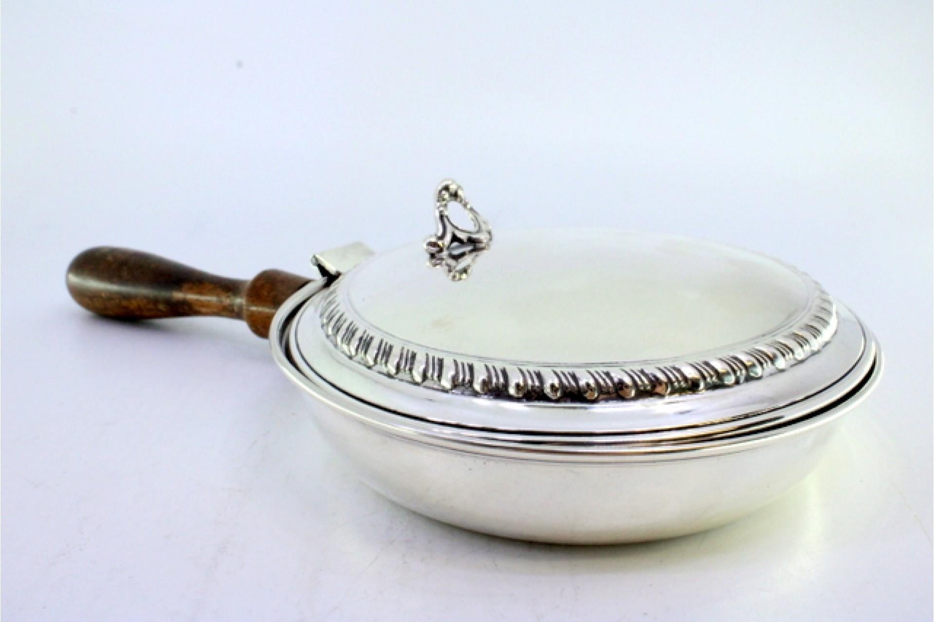 Silver whisk with raised trim on the lid and wooden handle Bon état - En vente à Porto, PT