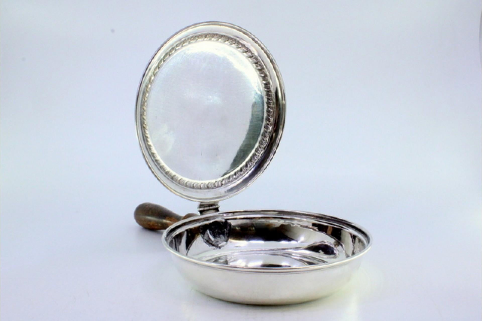 20ième siècle Silver whisk with raised trim on the lid and wooden handle en vente