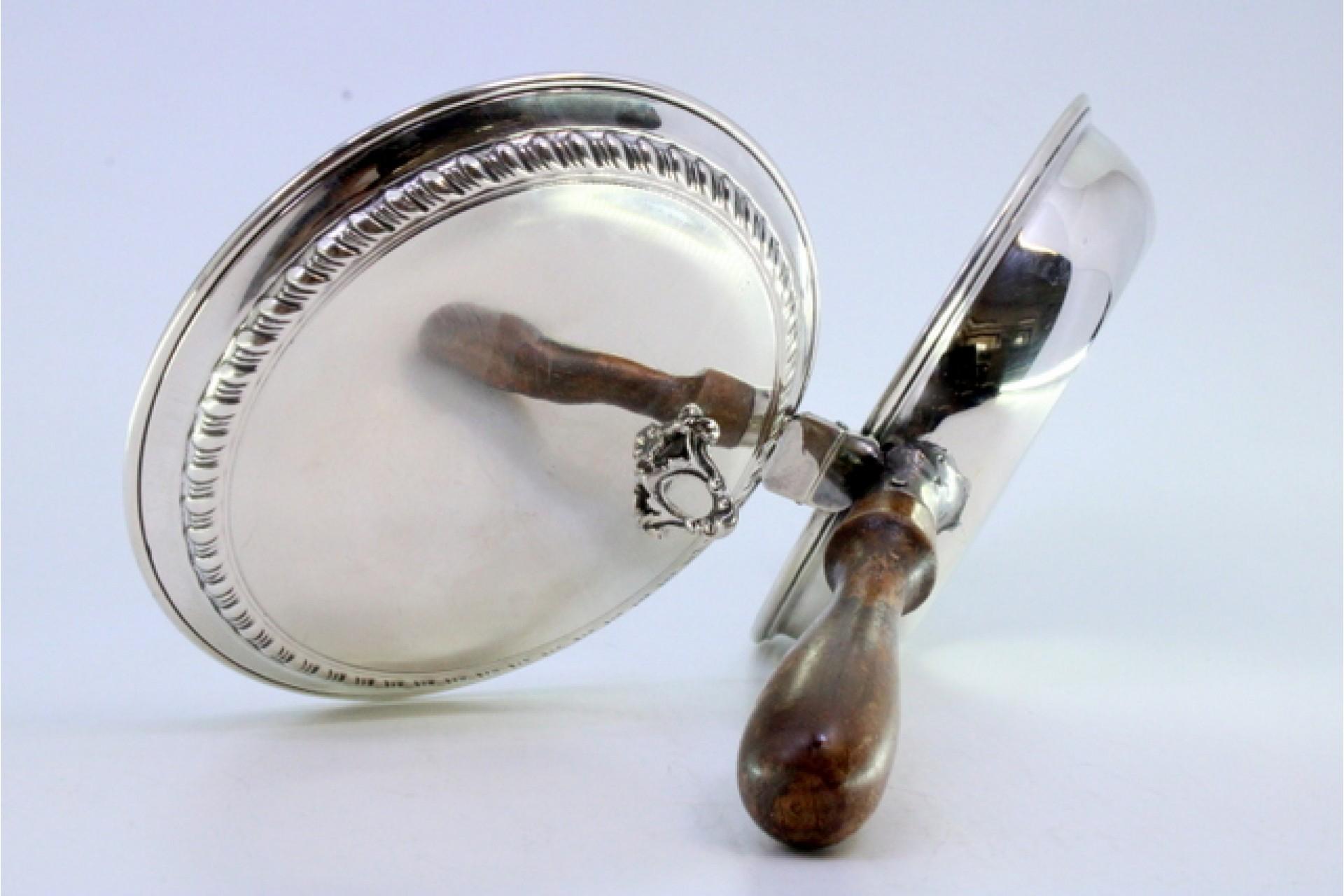 Silver whisk with raised trim on the lid and wooden handle en vente 1