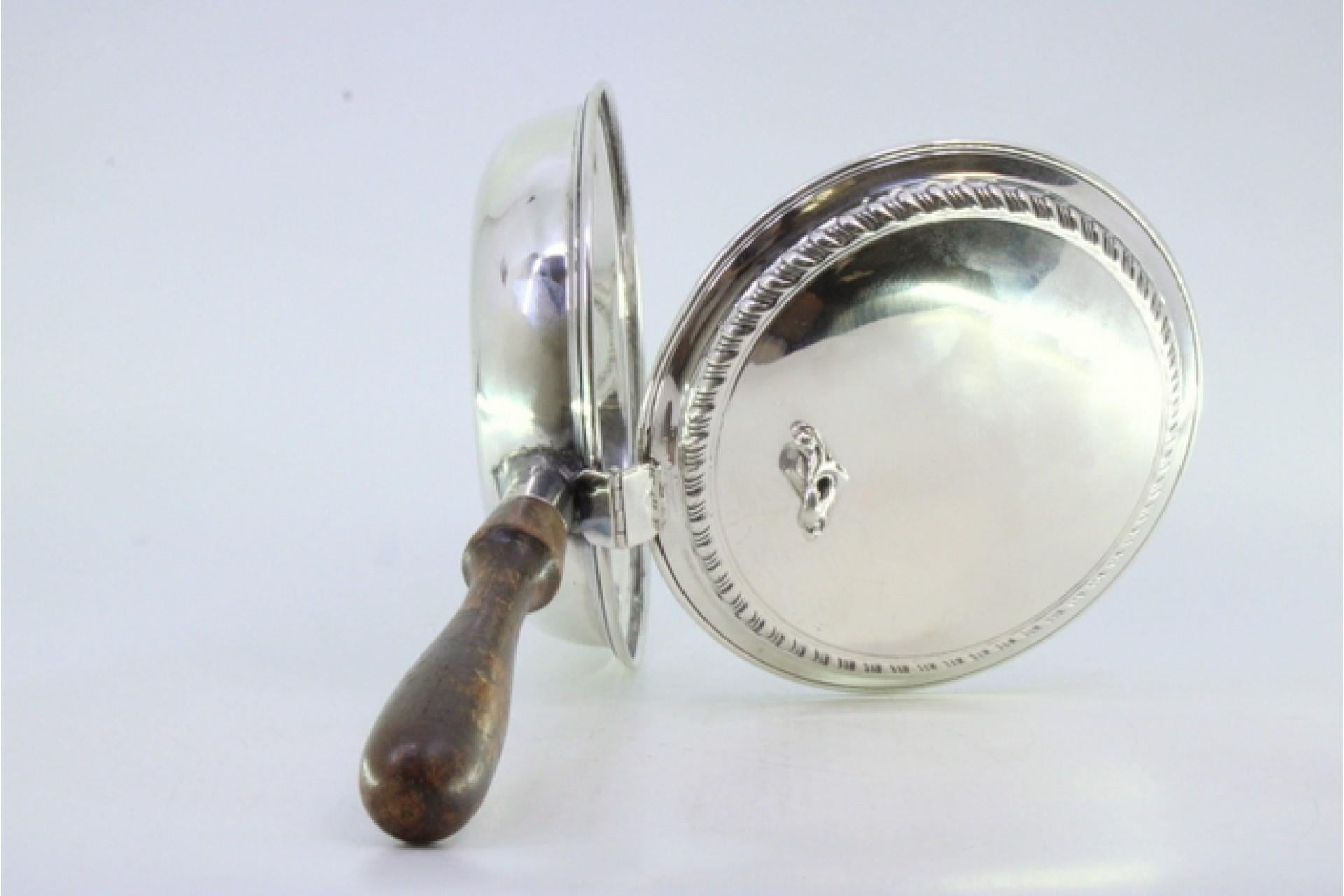 Silver whisk with raised trim on the lid and wooden handle en vente 2