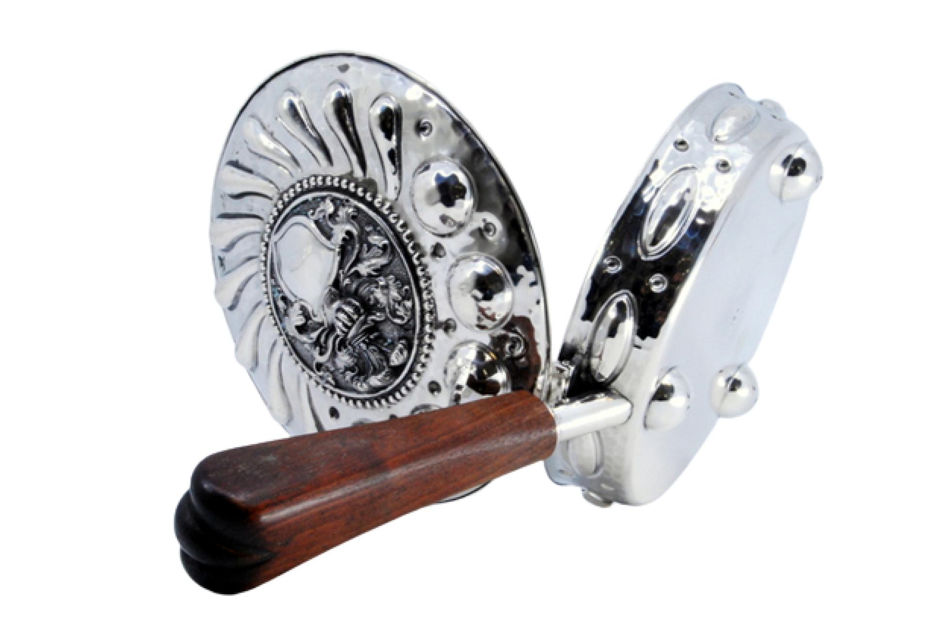 Description : Dragueur en argent avec reliefs, casque de chevalier, armoiries et poignée en bois. Métal : Argent. Origine : Portugais. Poinçon : aigle debout. Poids : 370,59 grammes. Dimensions : 24,5 x 13,5 cm : 24.5x13.5cm. Contenu : 833/1000.