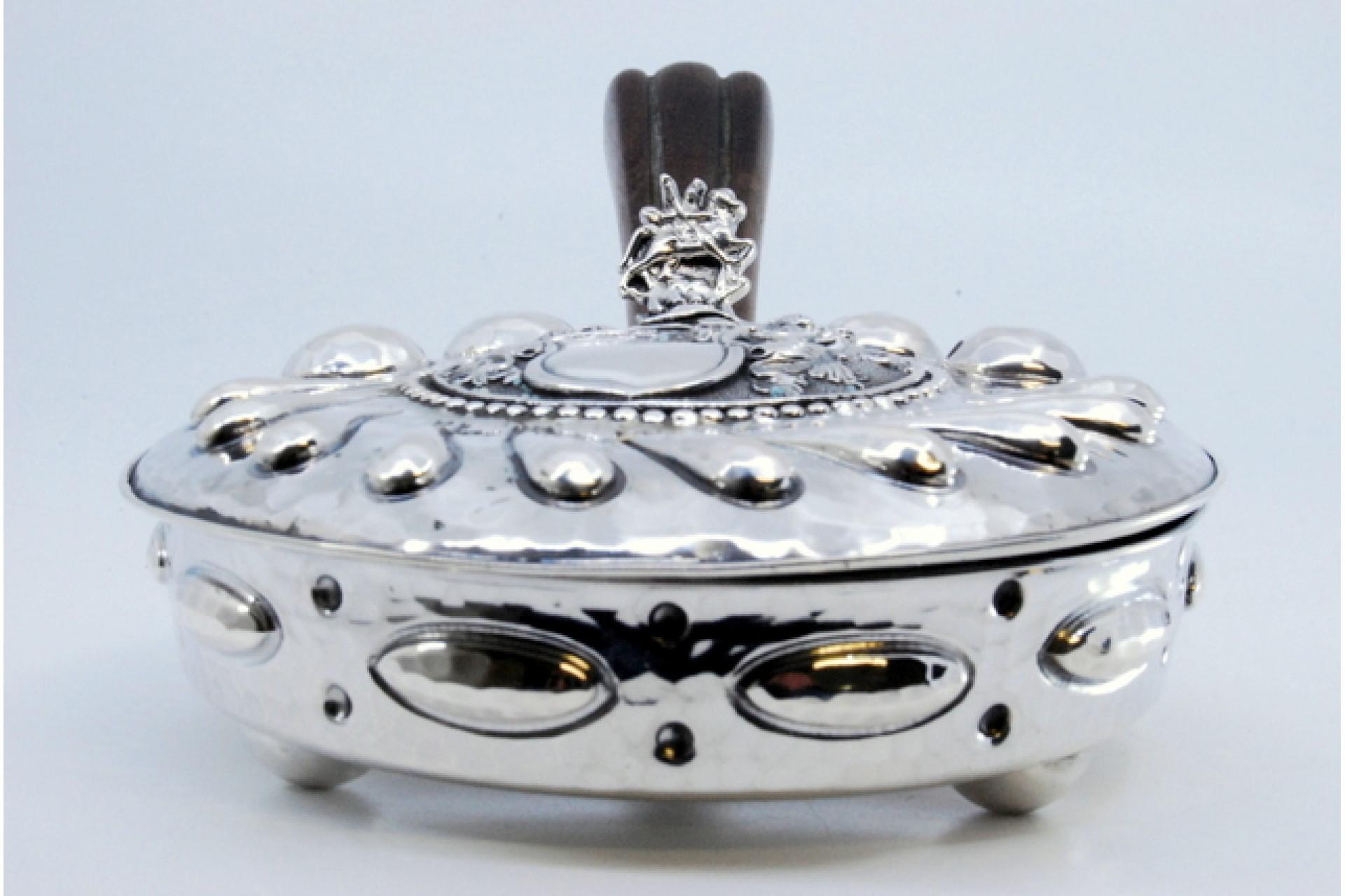 Silver whisk with reliefs, knight's helmet, coat of arms and wooden handle Bon état - En vente à Porto, PT