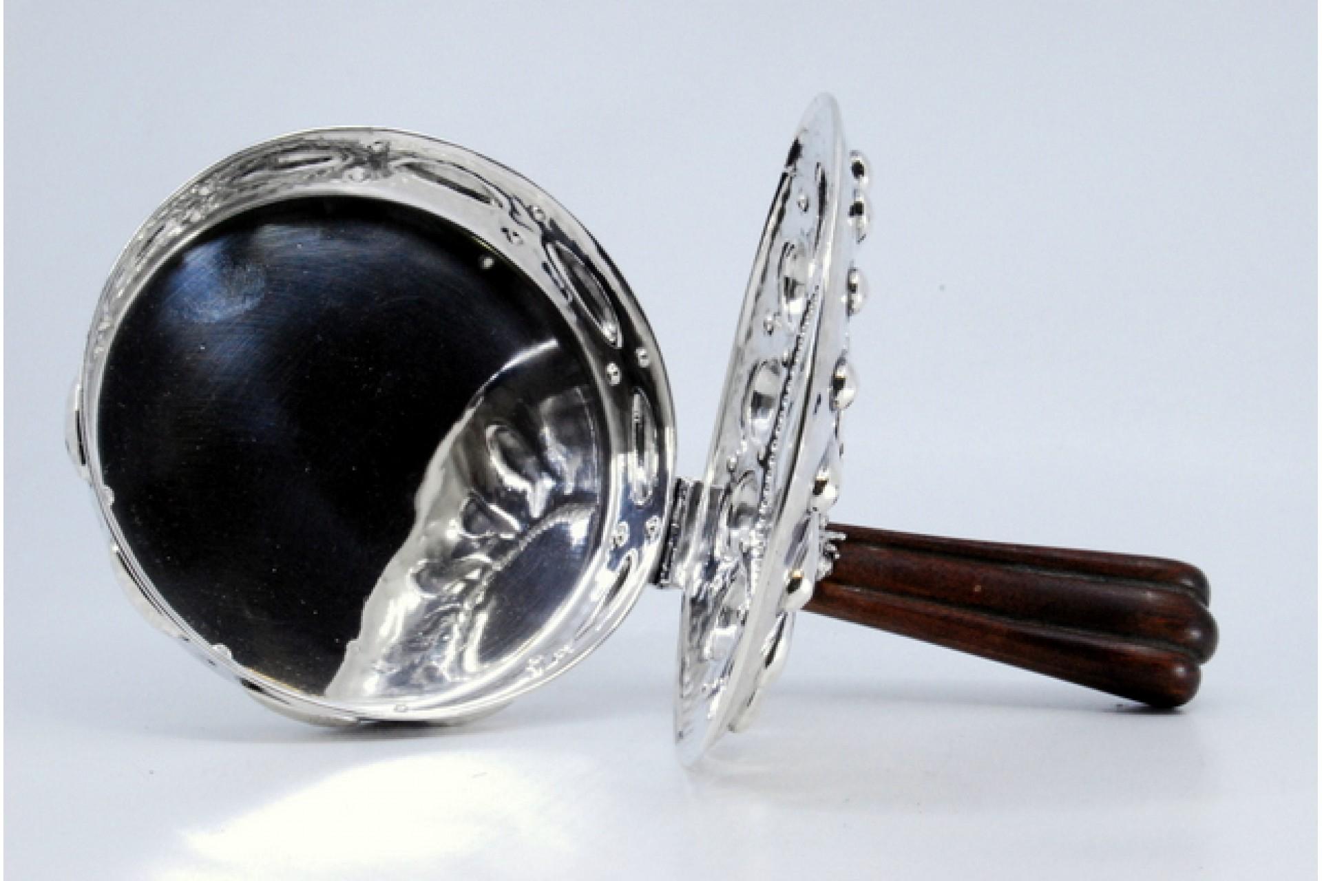 Argent Silver whisk with reliefs, knight's helmet, coat of arms and wooden handle en vente