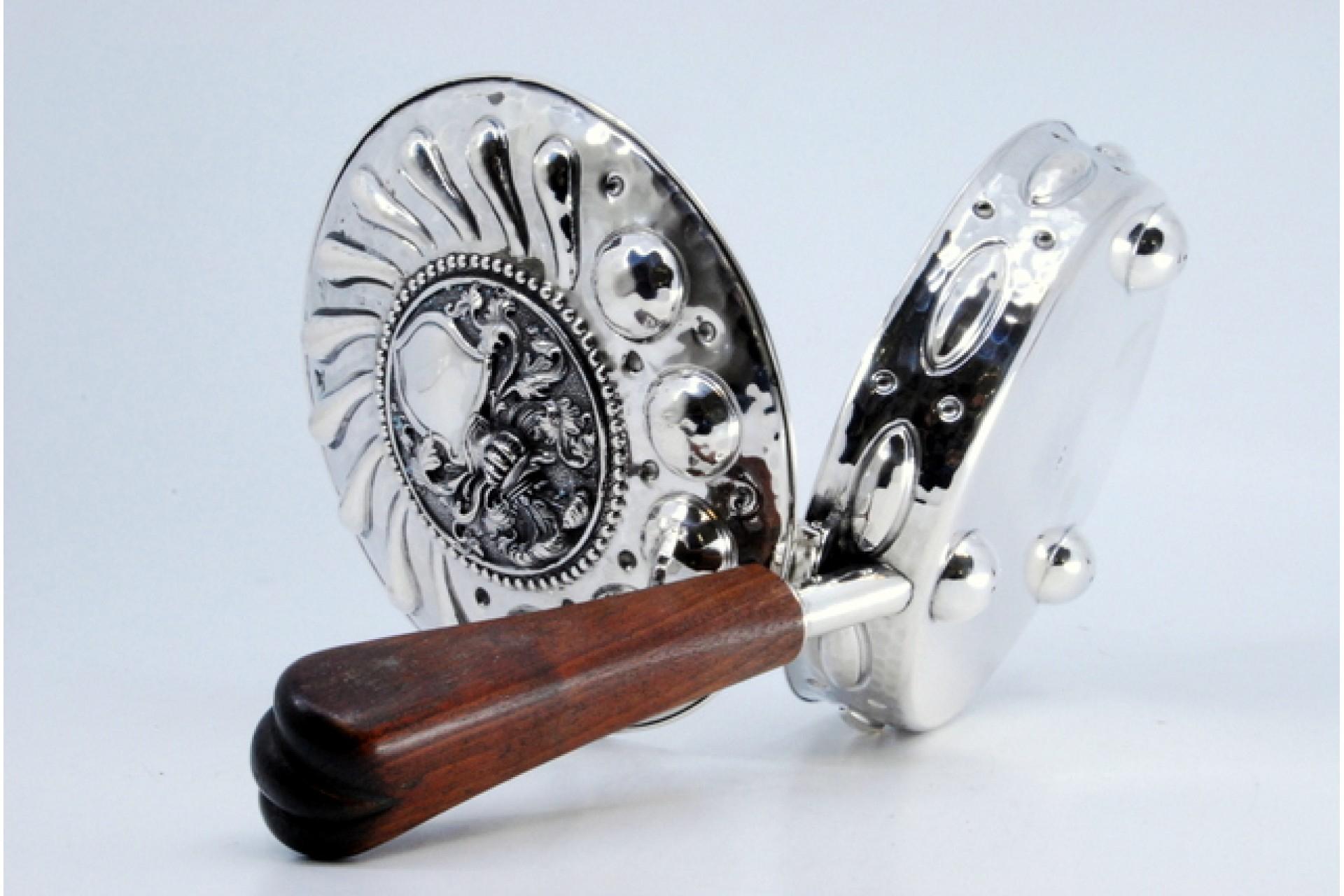 Silver whisk with reliefs, knight's helmet, coat of arms and wooden handle en vente 1