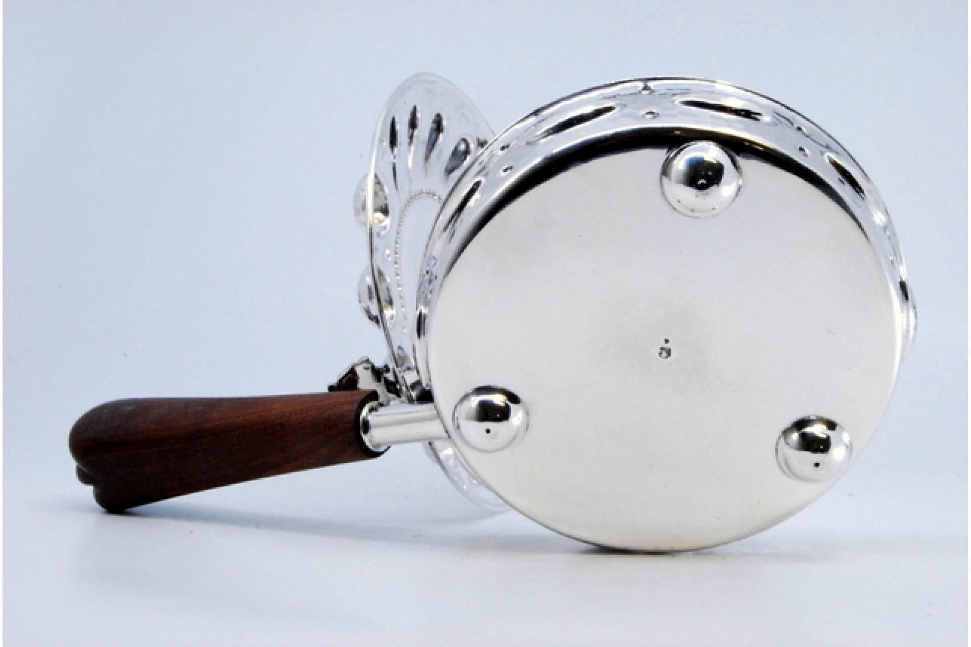 Silver whisk with reliefs, knight's helmet, coat of arms and wooden handle en vente 2