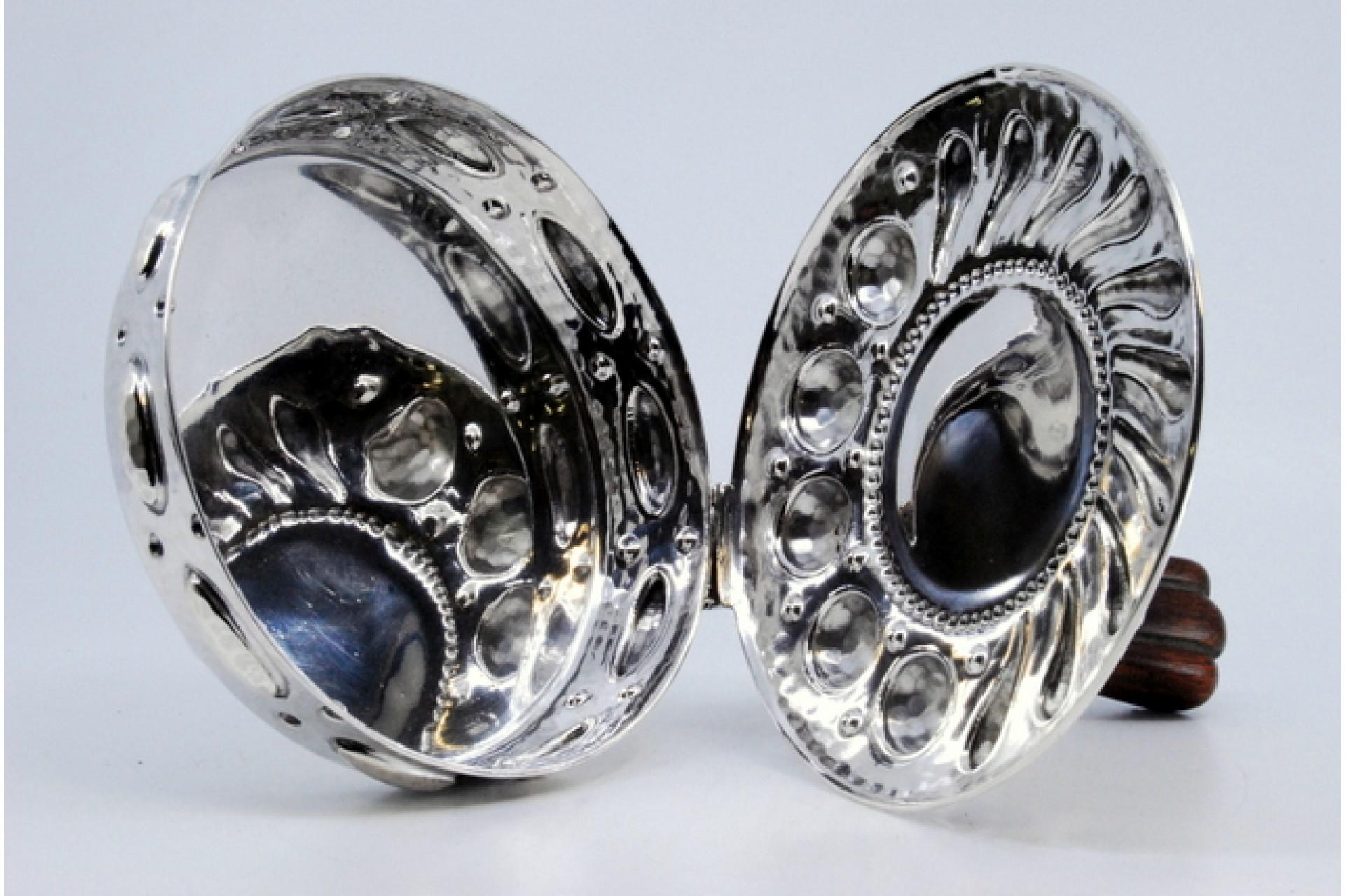 Silver whisk with reliefs, knight's helmet, coat of arms and wooden handle en vente 3