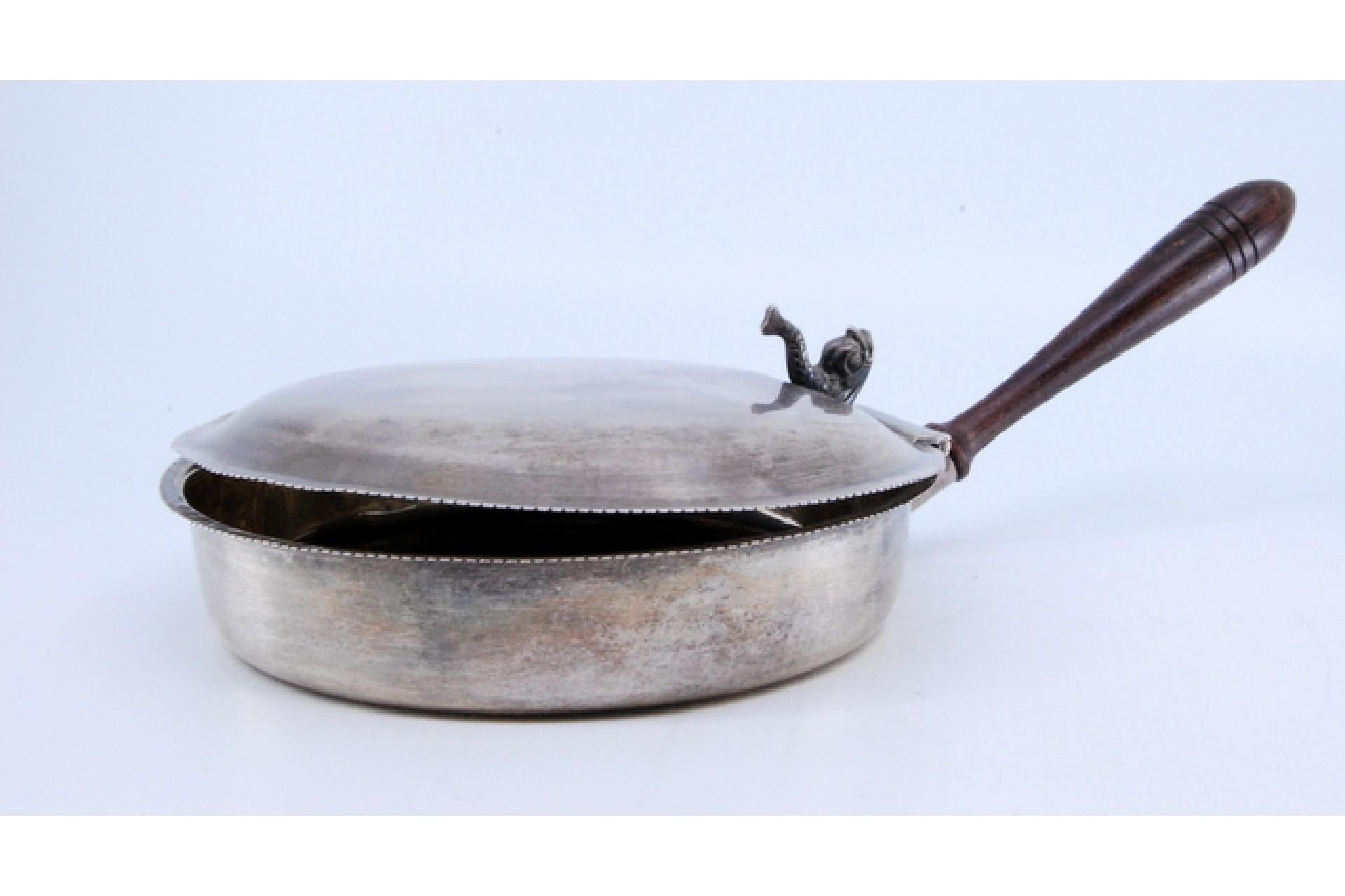 Silver whisk with wooden handle and fish-shaped knob on the lid en vente 4