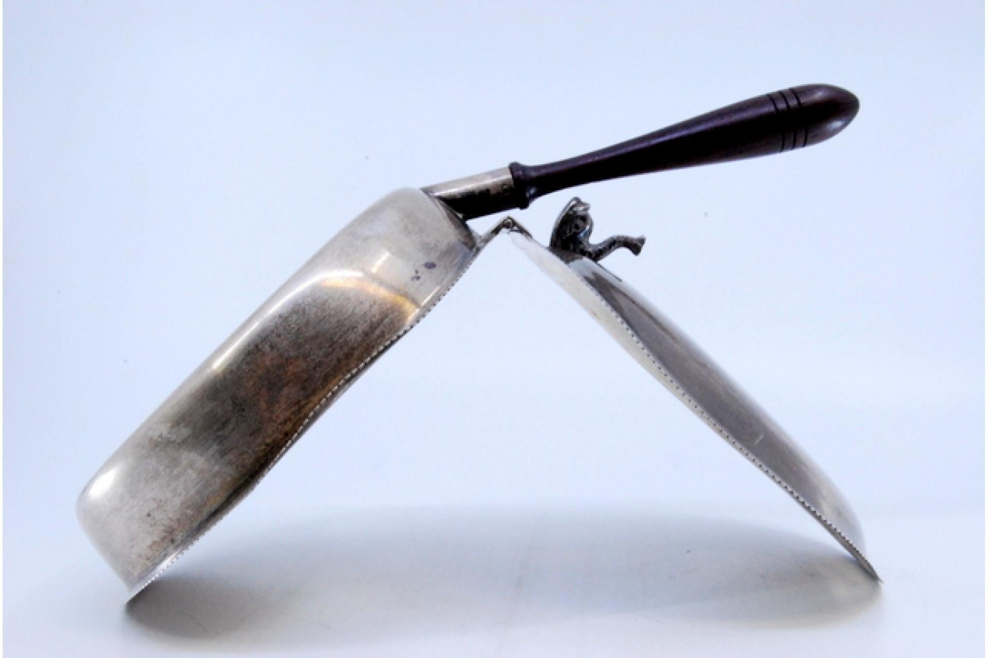 Européen Silver whisk with wooden handle and fish-shaped knob on the lid en vente