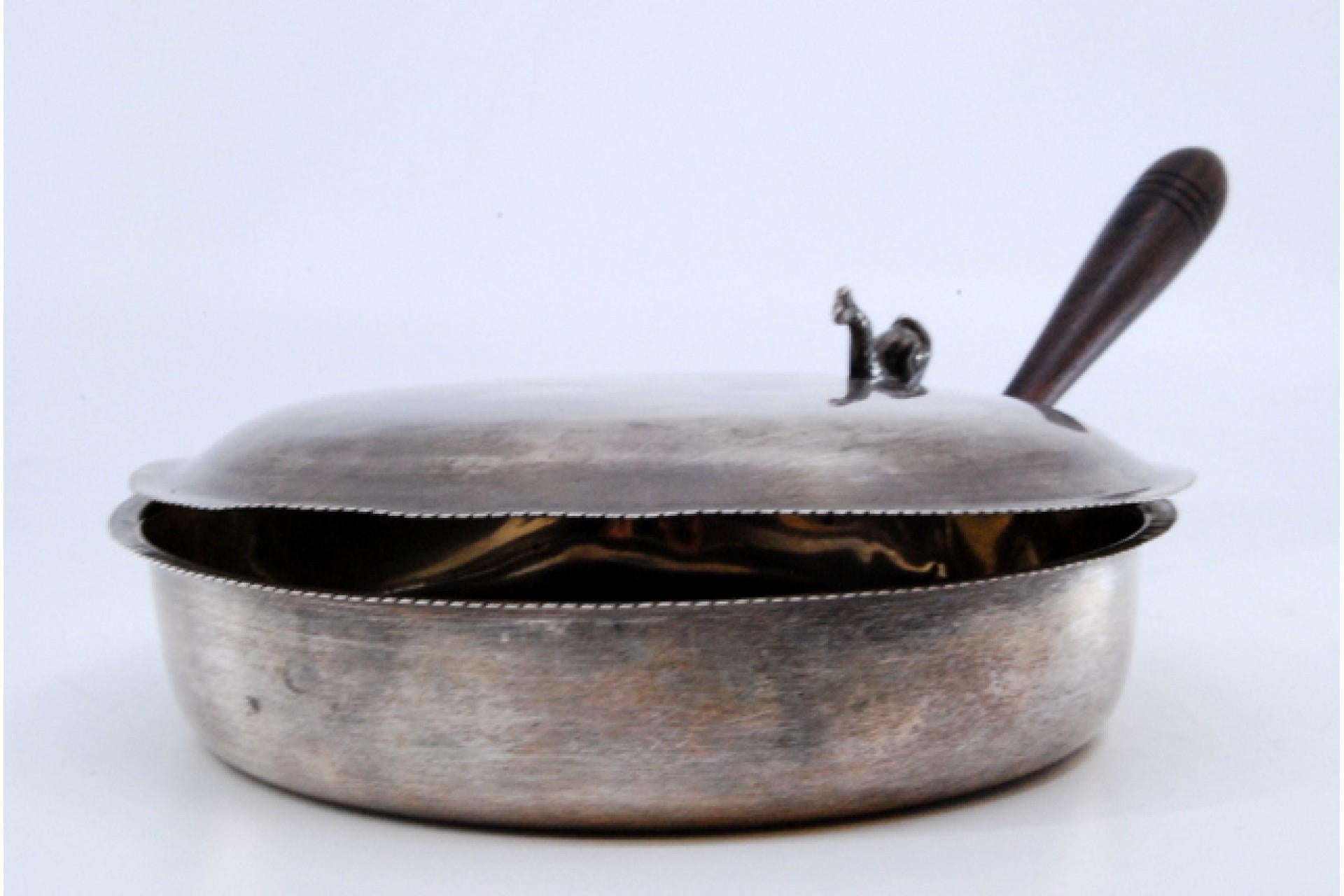 Silver whisk with wooden handle and fish-shaped knob on the lid en vente 1