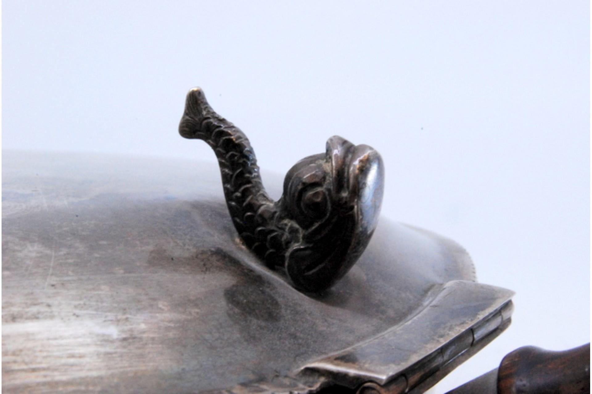 Silver whisk with wooden handle and fish-shaped knob on the lid en vente 2