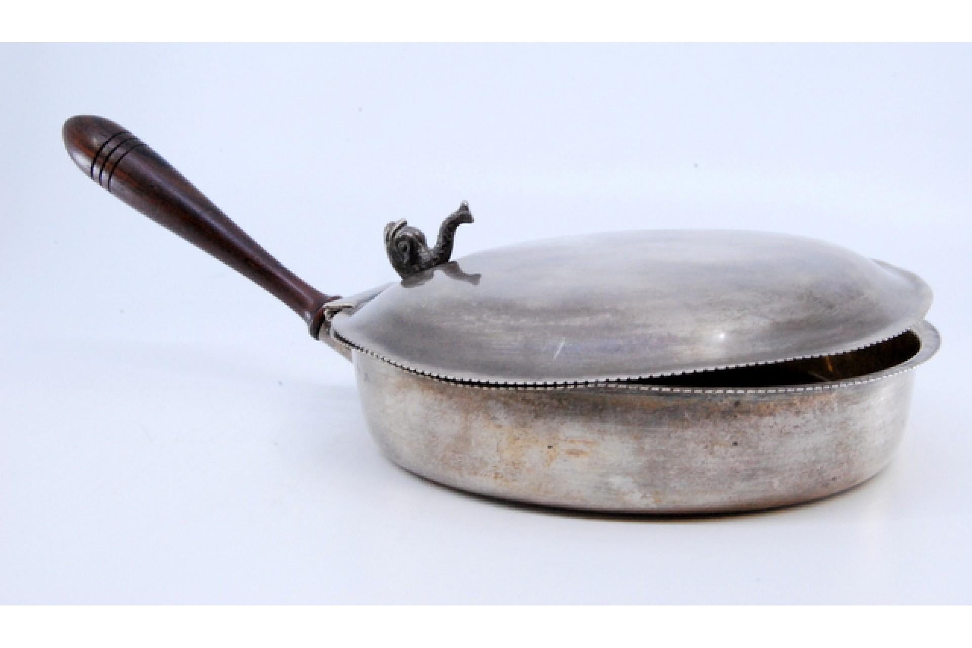 Silver whisk with wooden handle and fish-shaped knob on the lid en vente 3