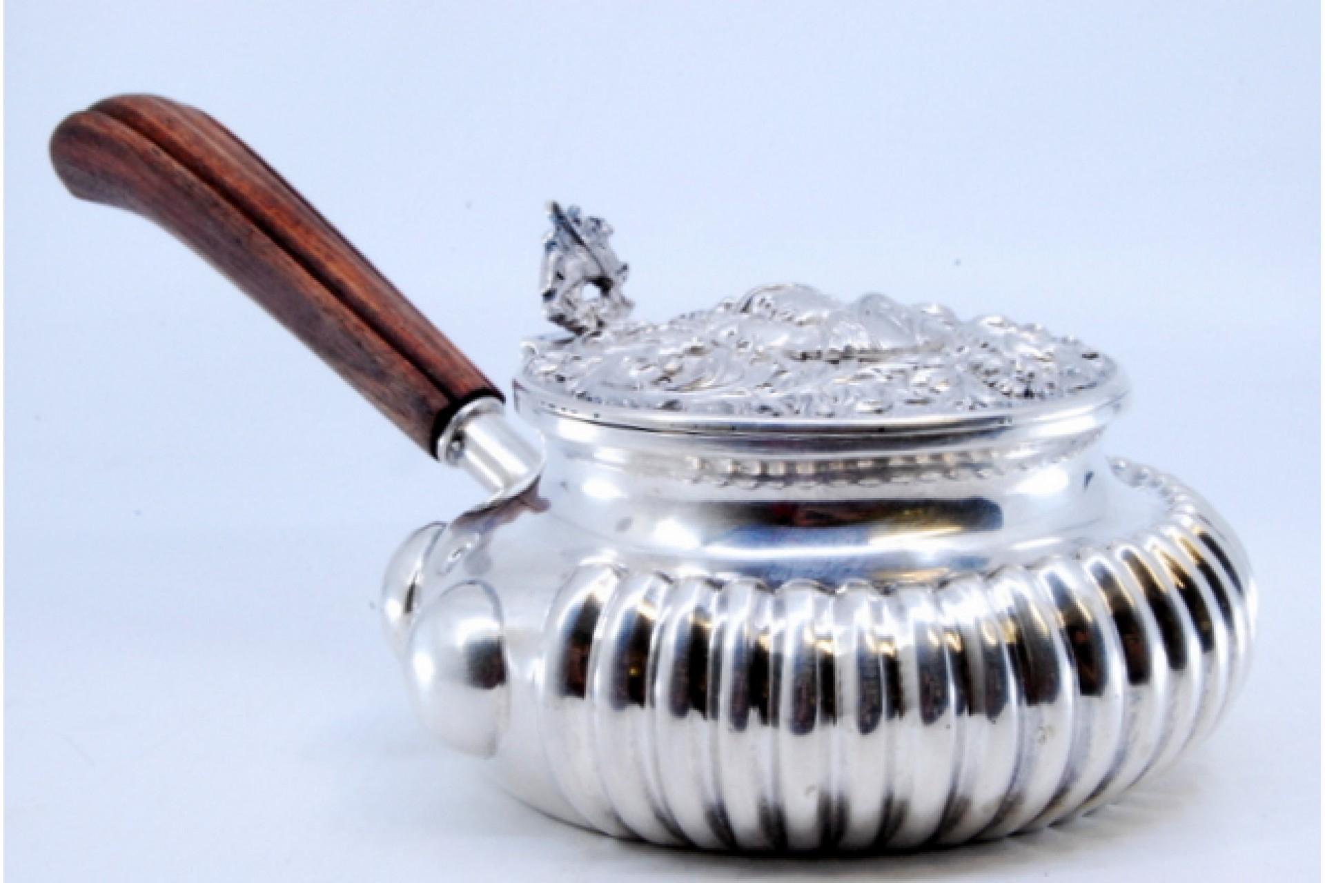 Silver whisk with wooden handle, embossed lid and fluted tank en vente 4