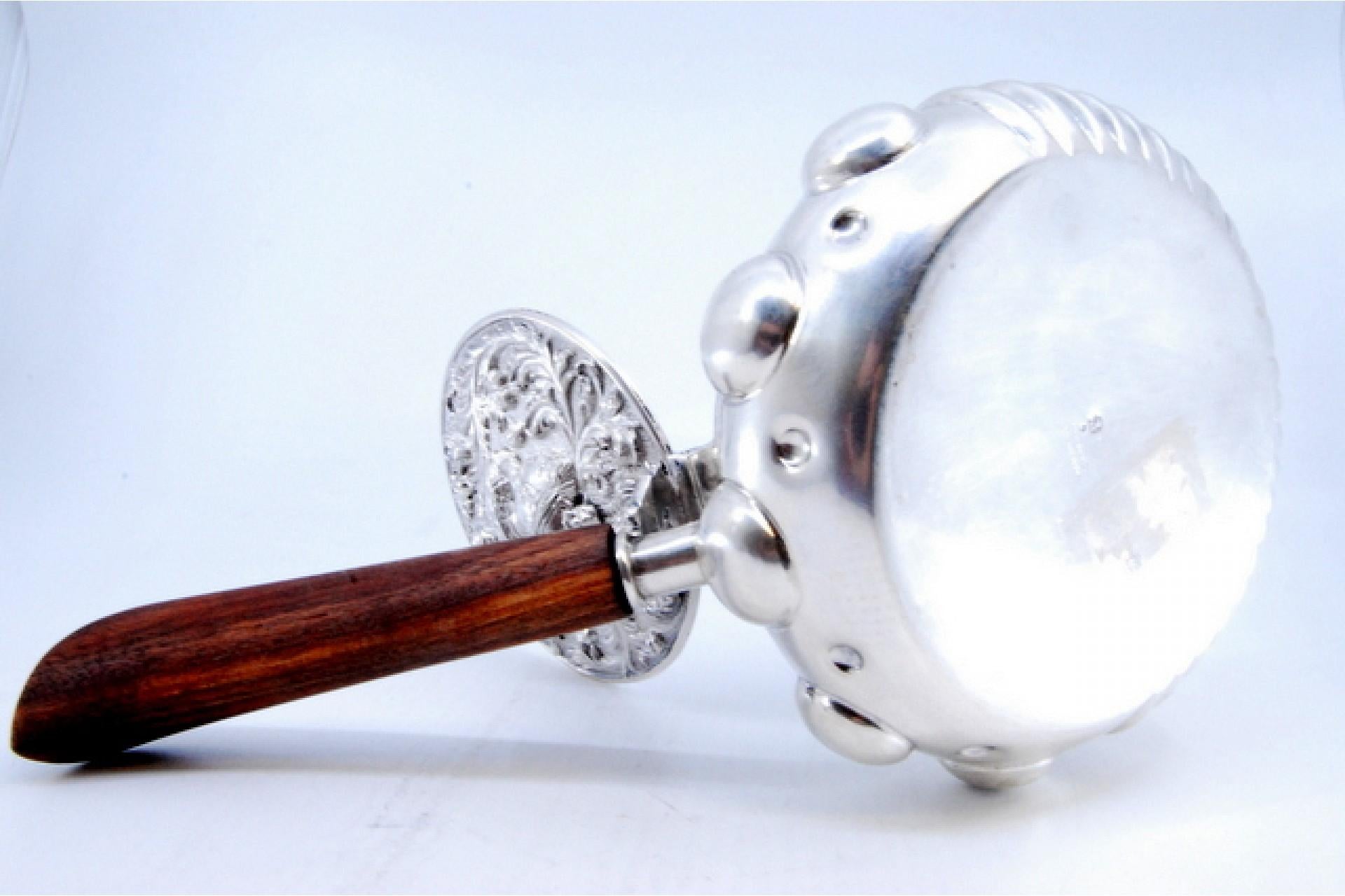 Européen Silver whisk with wooden handle, embossed lid and fluted tank en vente