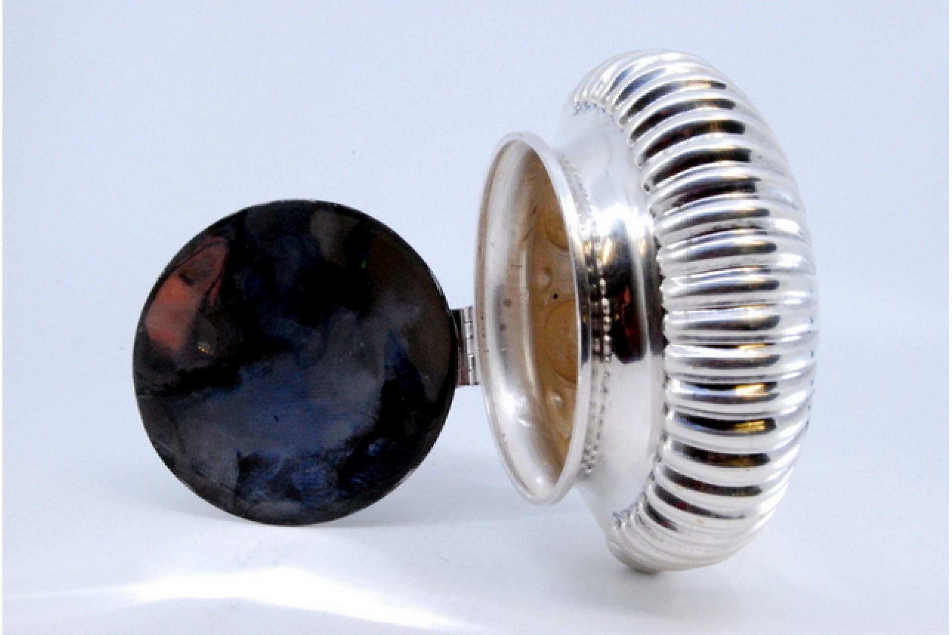 Silver whisk with wooden handle, embossed lid and fluted tank Bon état - En vente à Porto, PT