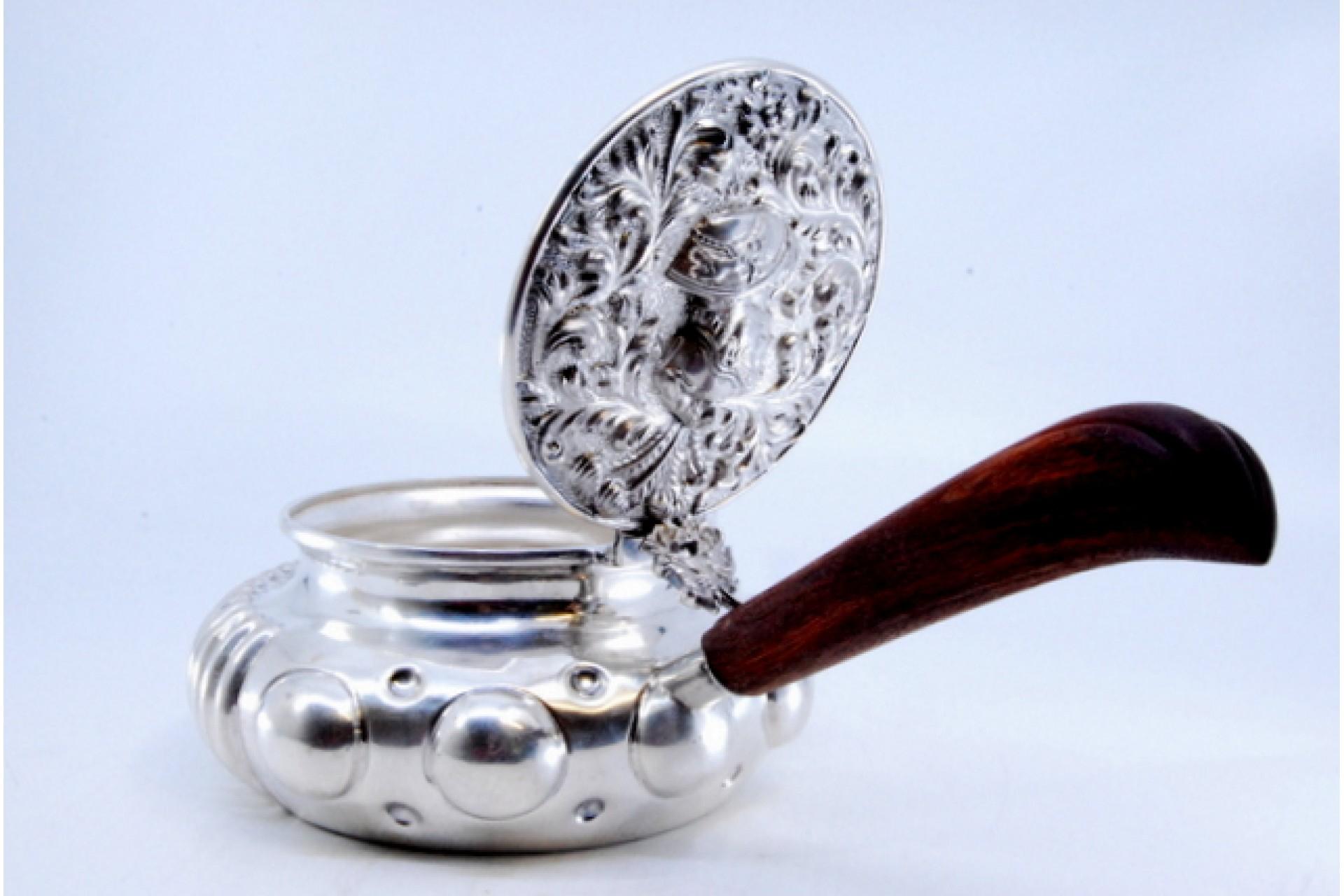 Argent Silver whisk with wooden handle, embossed lid and fluted tank en vente