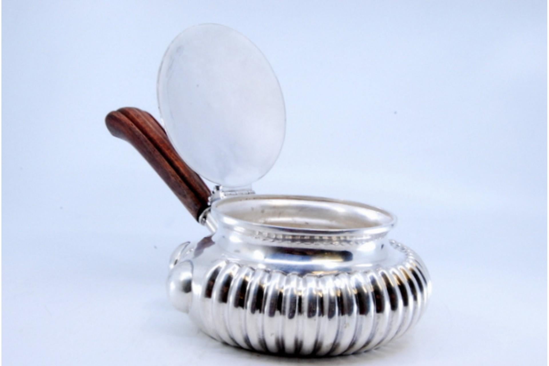 Silver whisk with wooden handle, embossed lid and fluted tank en vente 1