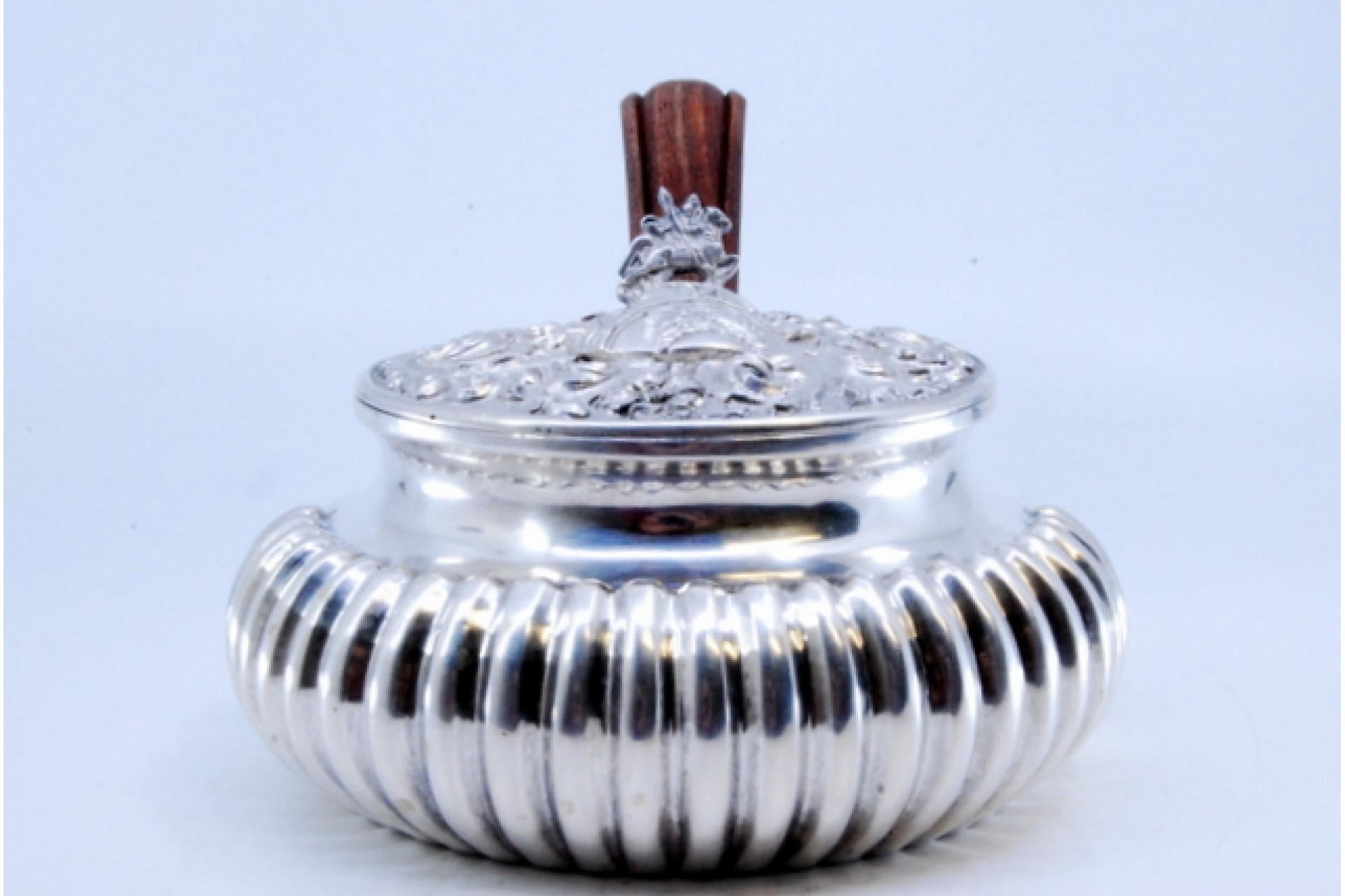 Silver whisk with wooden handle, embossed lid and fluted tank en vente 2