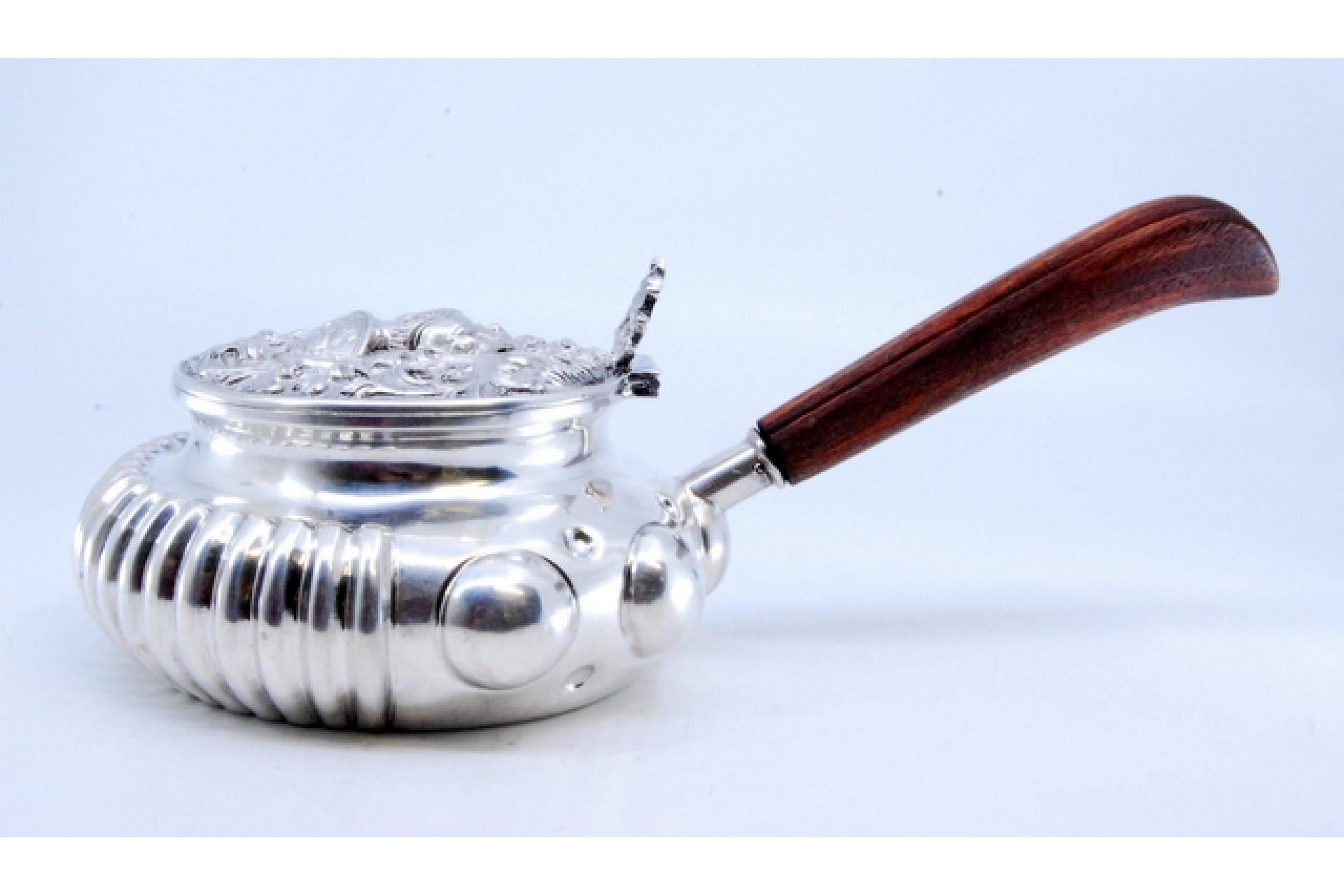 Silver whisk with wooden handle, embossed lid and fluted tank en vente 3