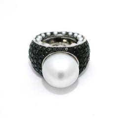 A Silver Perle blanche des mers du Sud sur pavé de diamants noirs avec perles sur les côtés