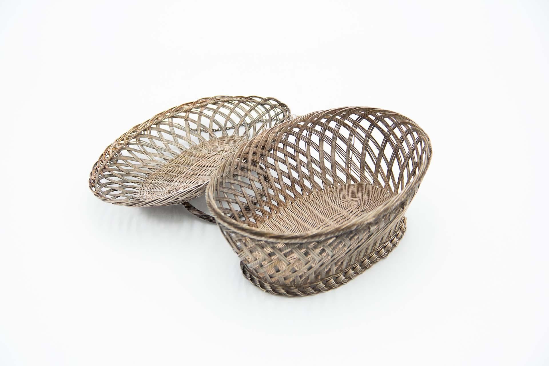 Description: Silver wire basket with tilting handle on the lid with sliding closure. Metal: Silver. Origin: Portuguese. Brand: Cabeça de escravo. Weight: 283.83 grams. Dimensions: 15.7cmx8cm. Content: 833/1000. Assay Mark: Yes, between 1938 and