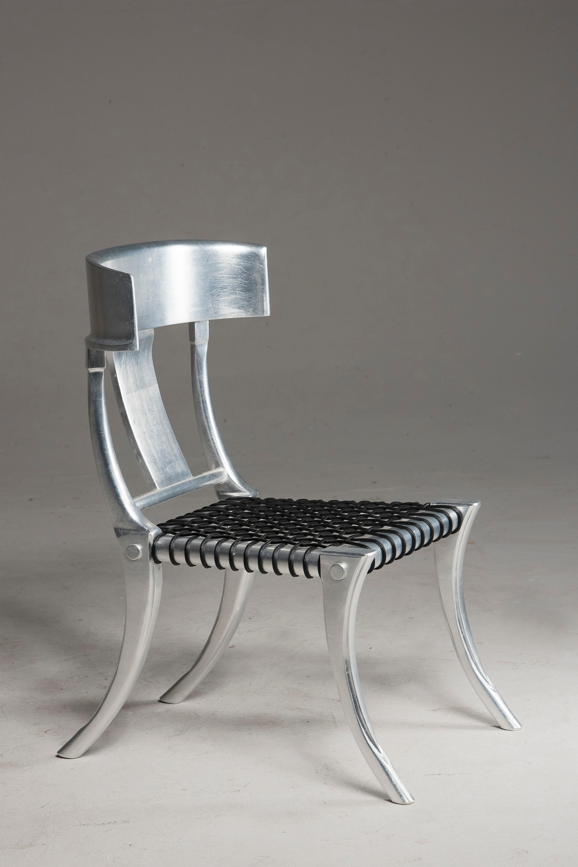 Néo-grec Chaises Klismos à pieds de sabre en cuir tressé Silver en vente