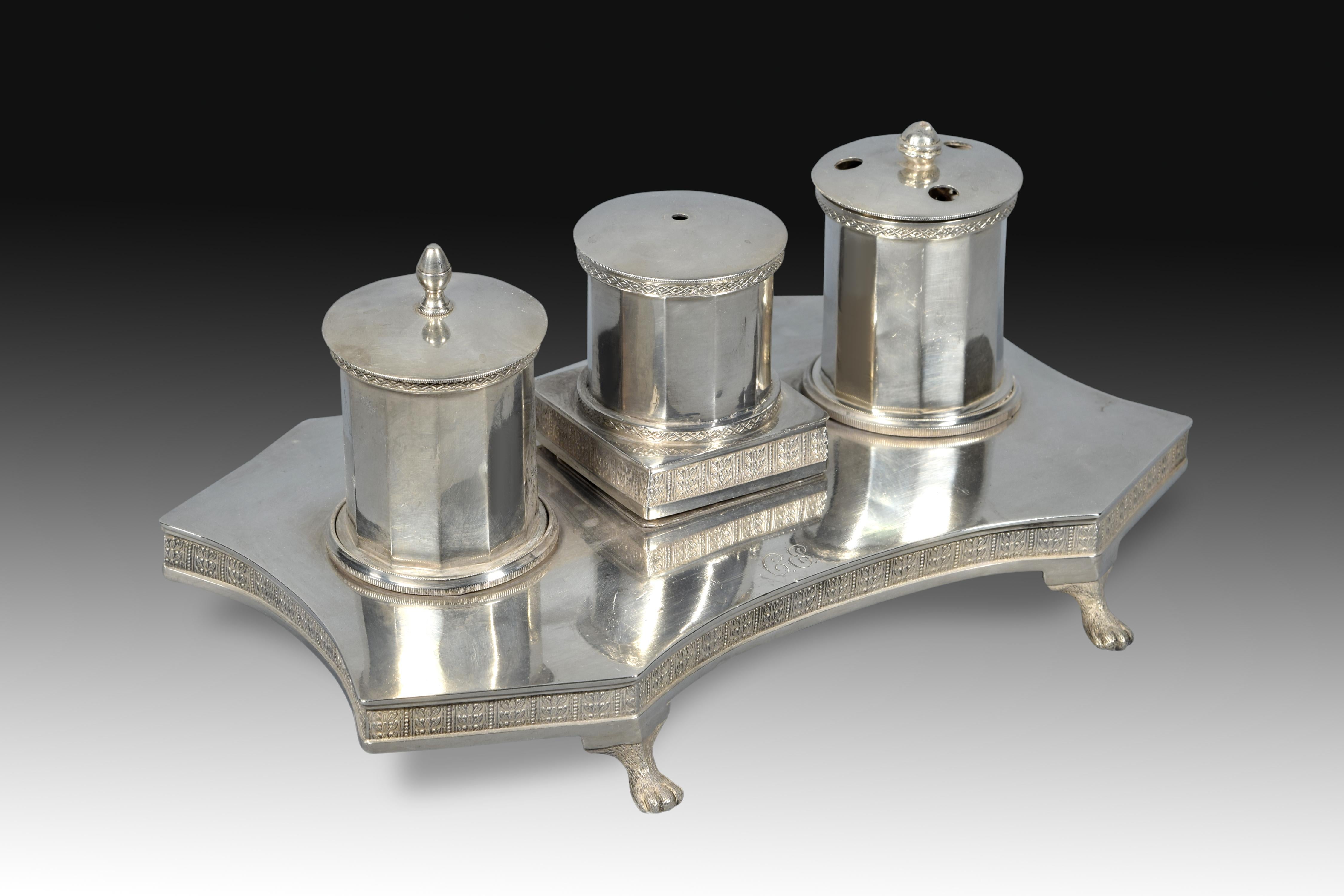 Writing desk. Silver. Madrid, 1819 and 1841. With contrast marks. Artificer M. García. Property initials.
Clerk composed of three containers on a slightly raised base on animal claws made of silver in its color, which has contrast marks at various