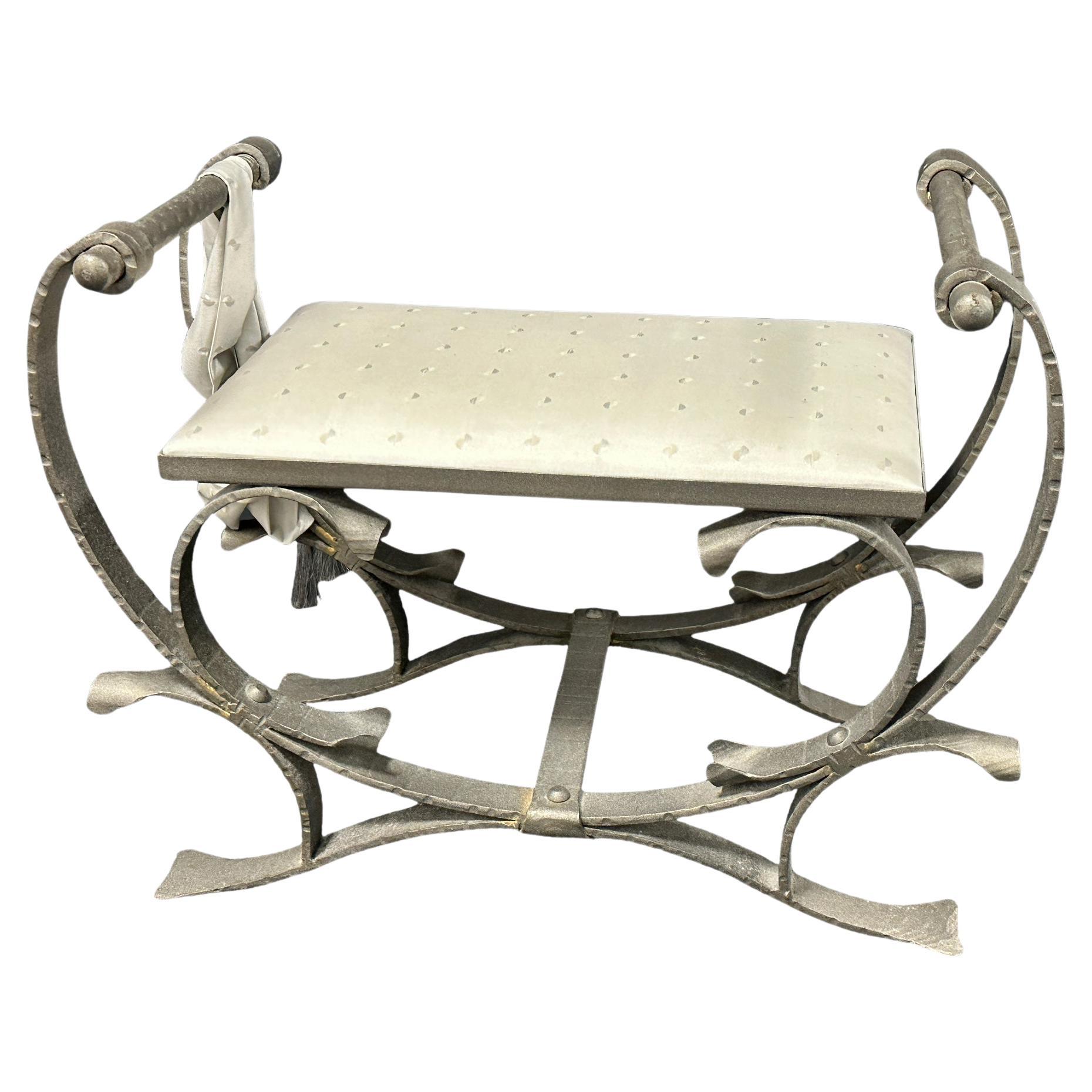 En fer forgé argenté avec assise, tabouret ou banc à coussin en satin Italie, années 1960