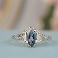 Bague en filigrane de style vintage en argent 925 avec une topaze bleue de Londres naturelle