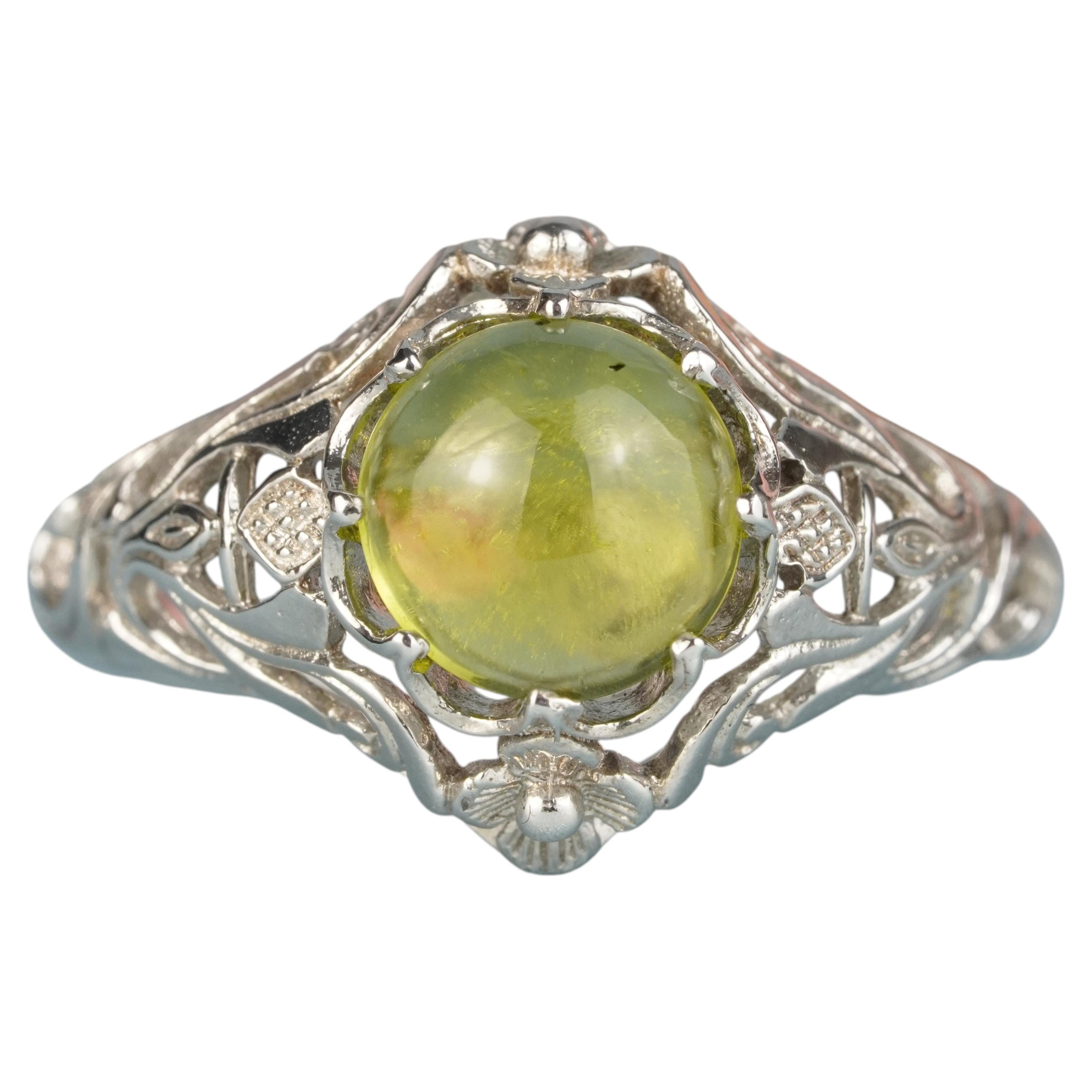 Filigranring im Vintage-Stil aus 925er Silber mit einem natürlichen Peridot-Cabochon