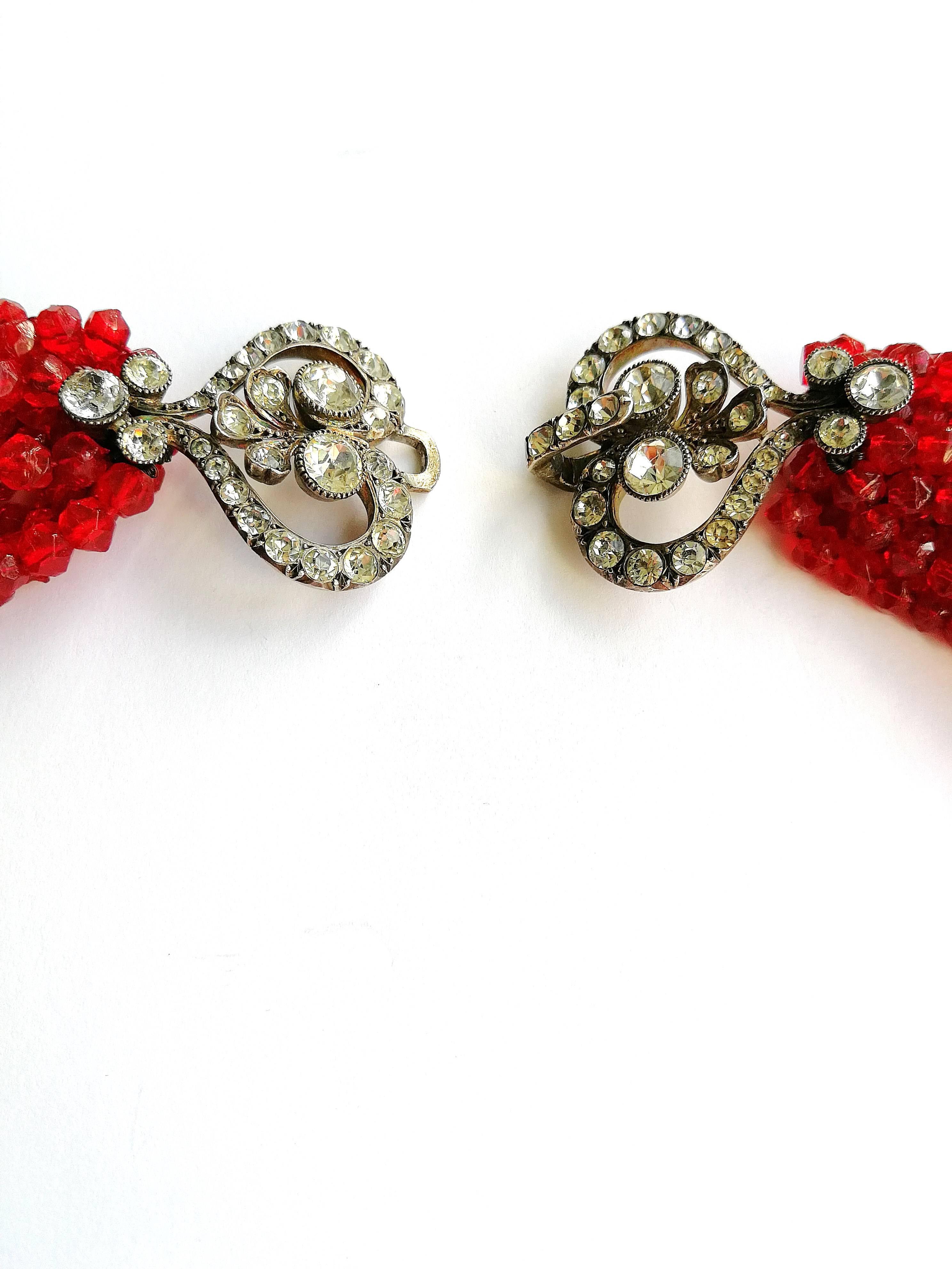Mehrstrangige Halskette aus Silber, Paste und roten Glasperlen mit Perlendrehung, 1930er Jahre für Damen oder Herren im Angebot