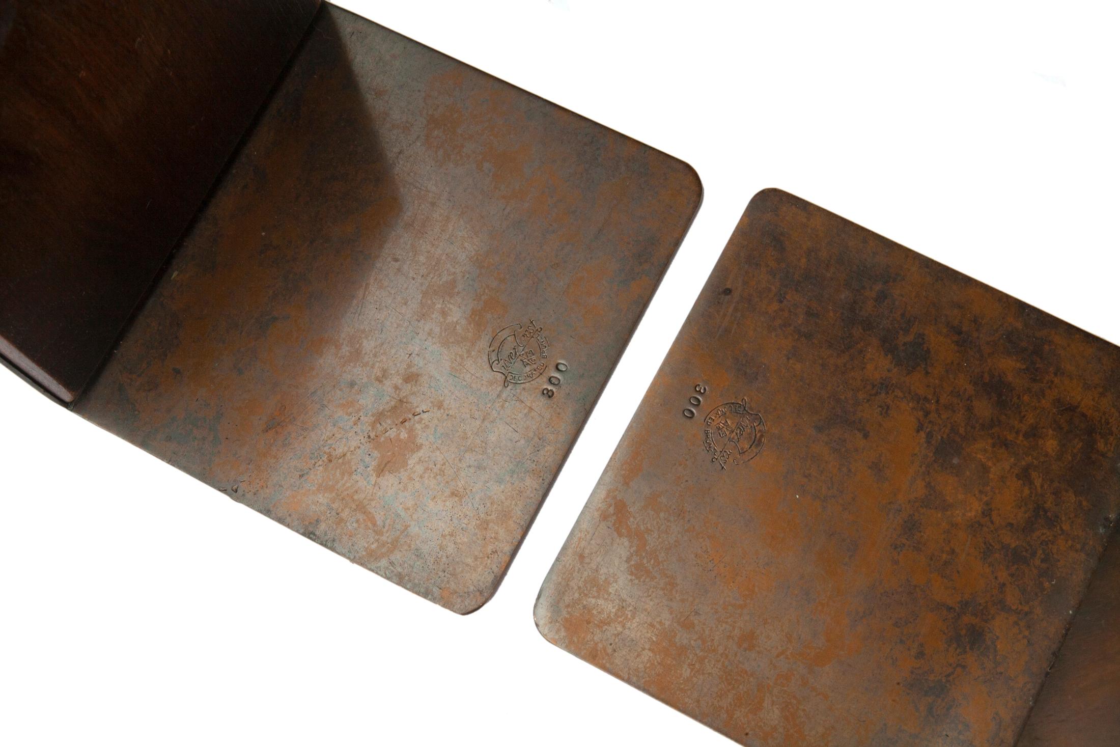 Frühe Silberkreuz-Bronze-Buchstützen/Messingpferdchen/Bücherstützen (Handgefertigt) im Angebot