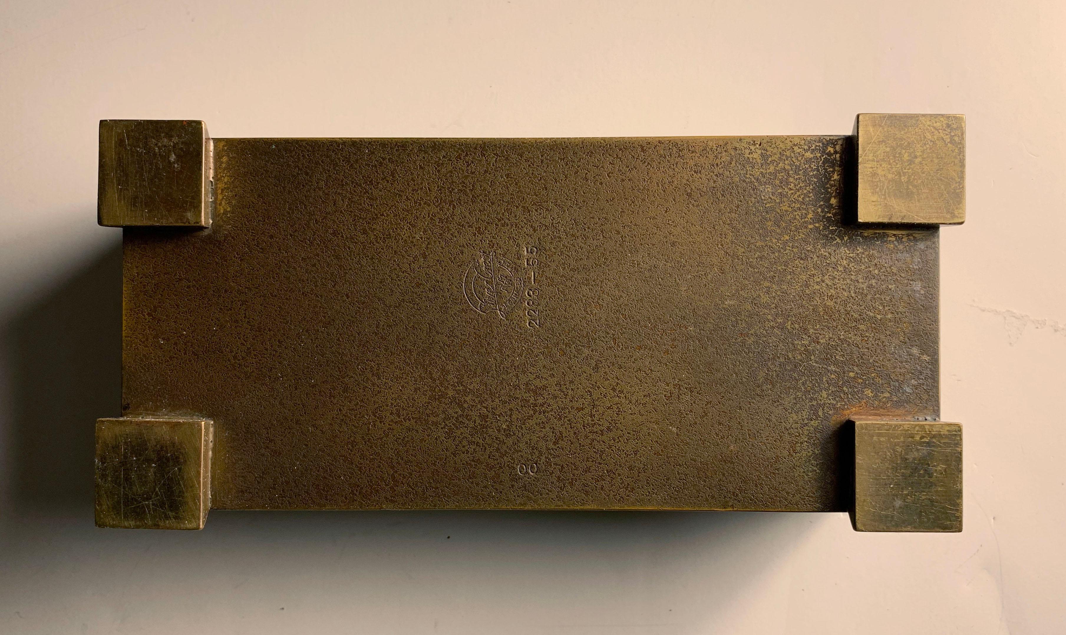 Humidificateur à cigares en bronze doublé de cèdre décoré de crête d'argent en vente 2