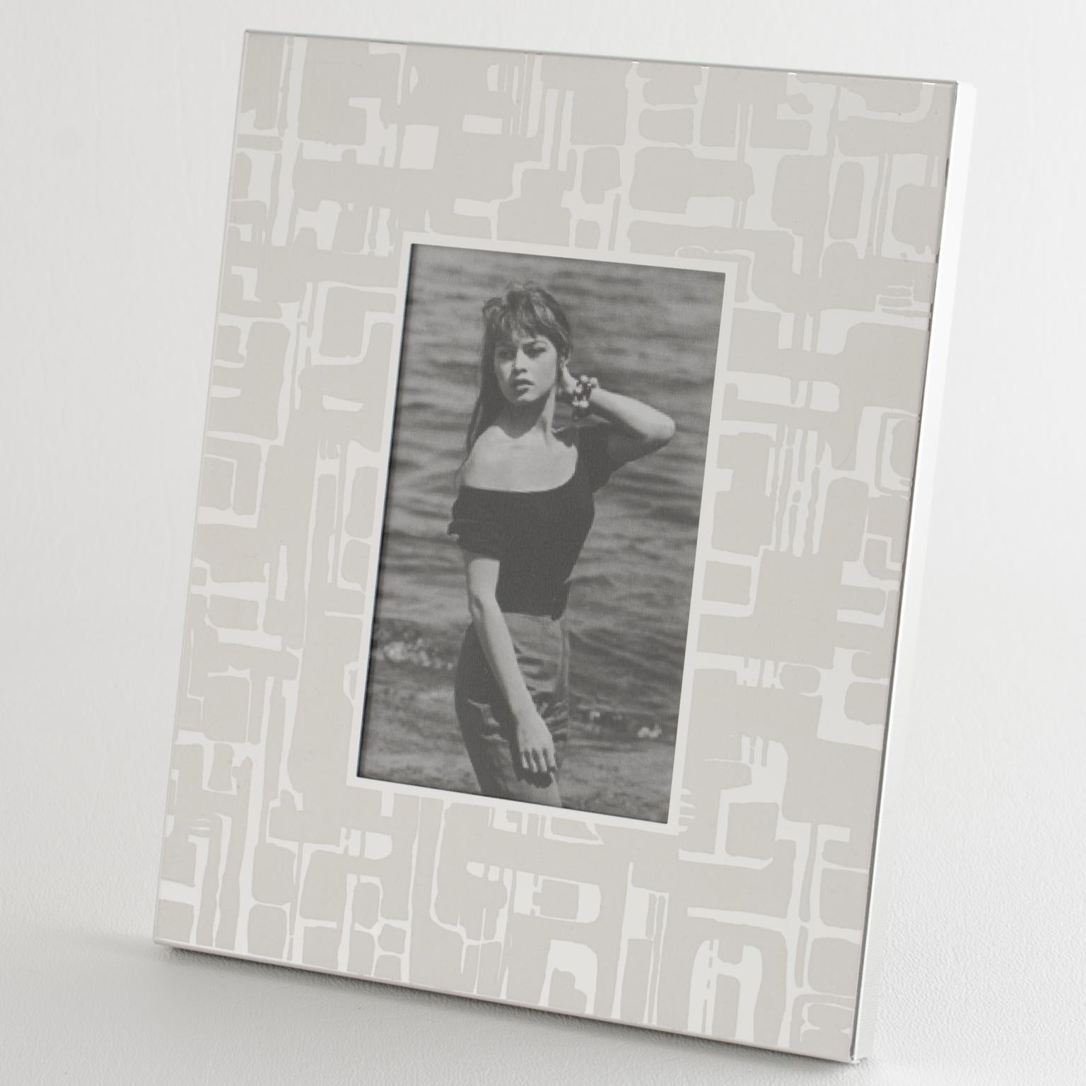 Italian designer Umberto Mascagni, from Bologna, designed this sophisticated picture frame circa 1970. The piece boasts silvered aluminum with a shiny and frosted brutalist pattern design. The back is blackened wood with an aluminum easel. The easel