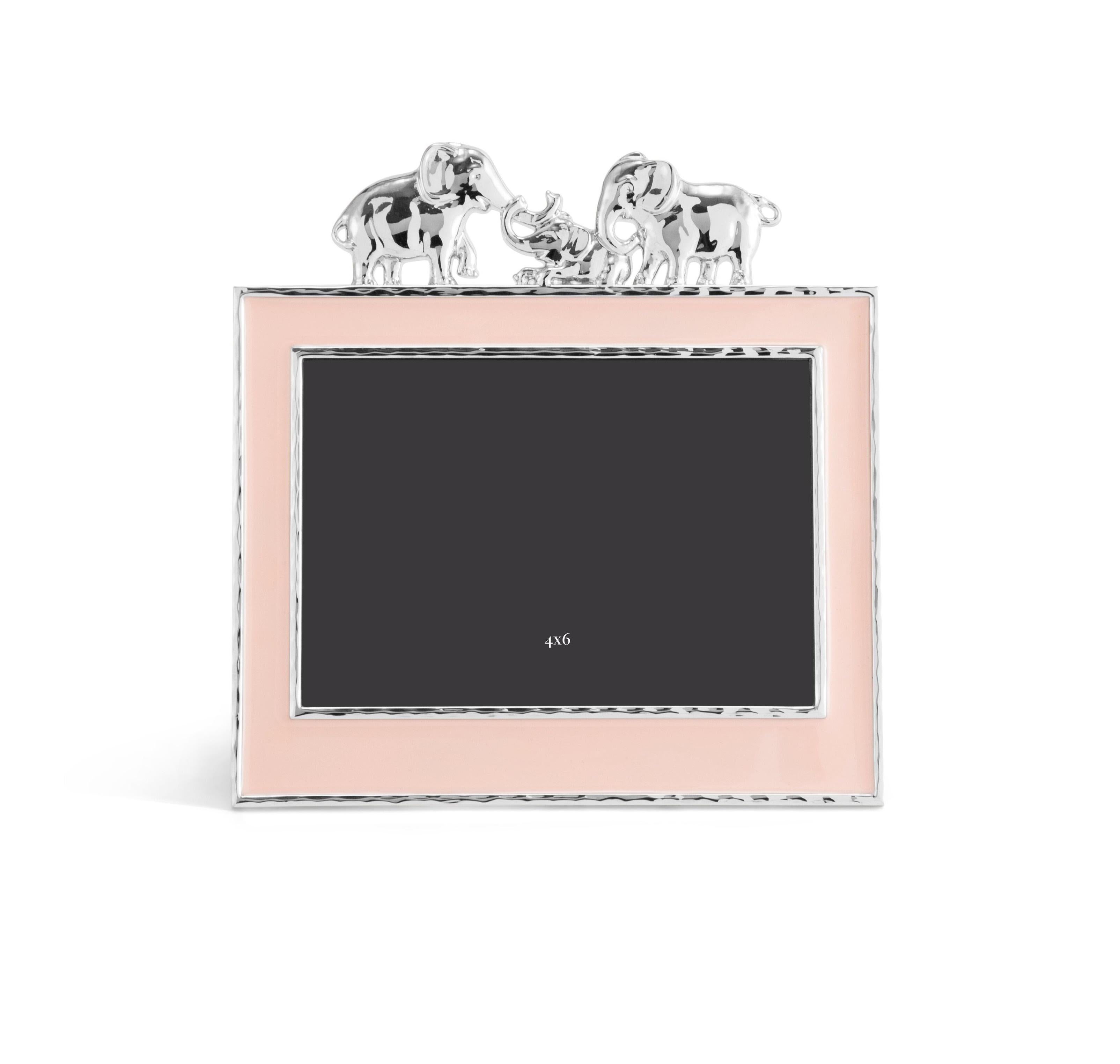 Marco de fotos de elefante con borde rosa, metal plateado y esmalte, modelo pequeño.

Acaricia los momentos felices pasados con tus pequeños en este adorable marco de fotos familiar con forma de elefante. Fabricado en metal plateado y recubierto de