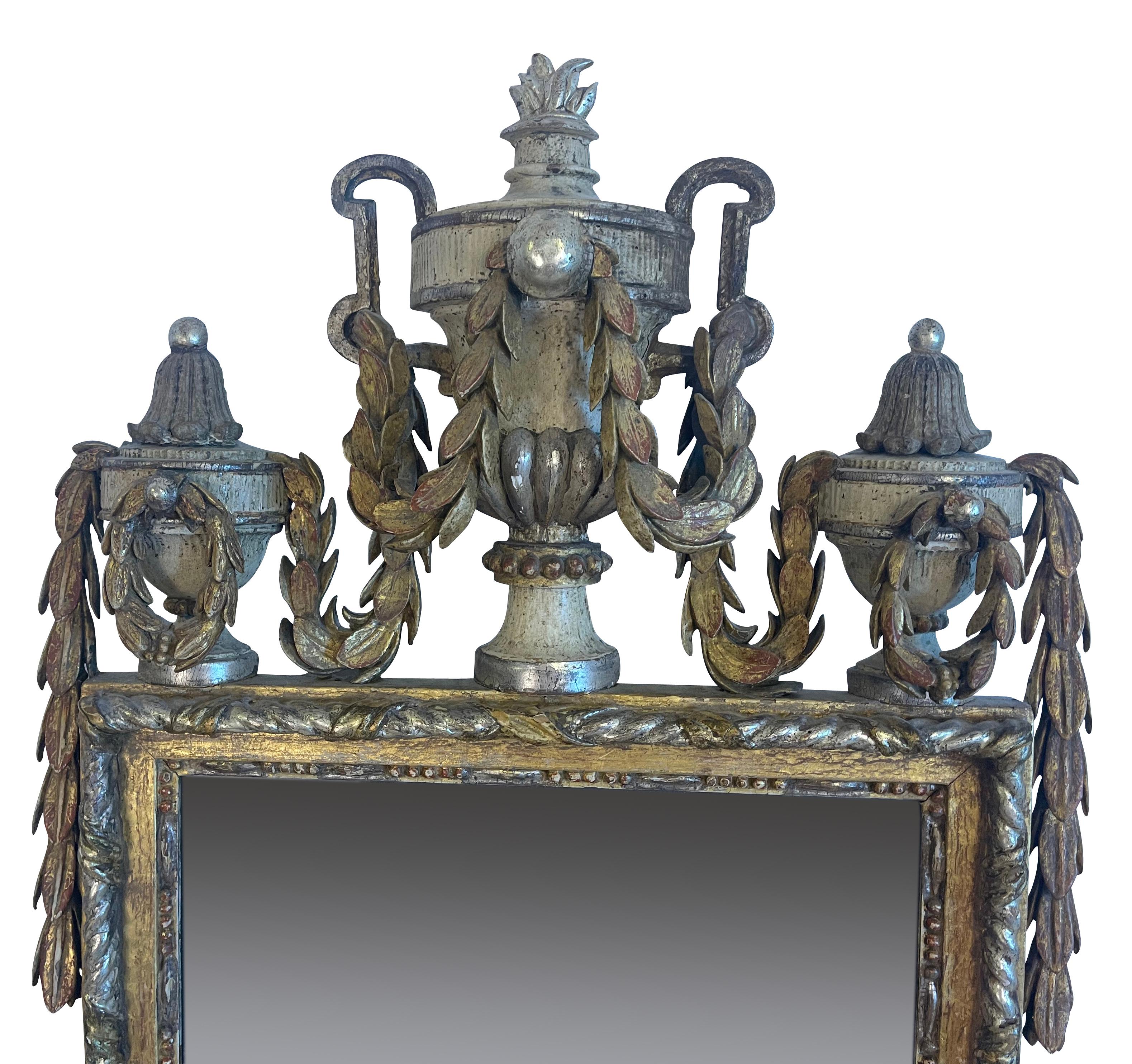 Versilberter und vergoldeter schwedischer neoklassizistischer Spiegel mit Originalglas im Angebot 1
