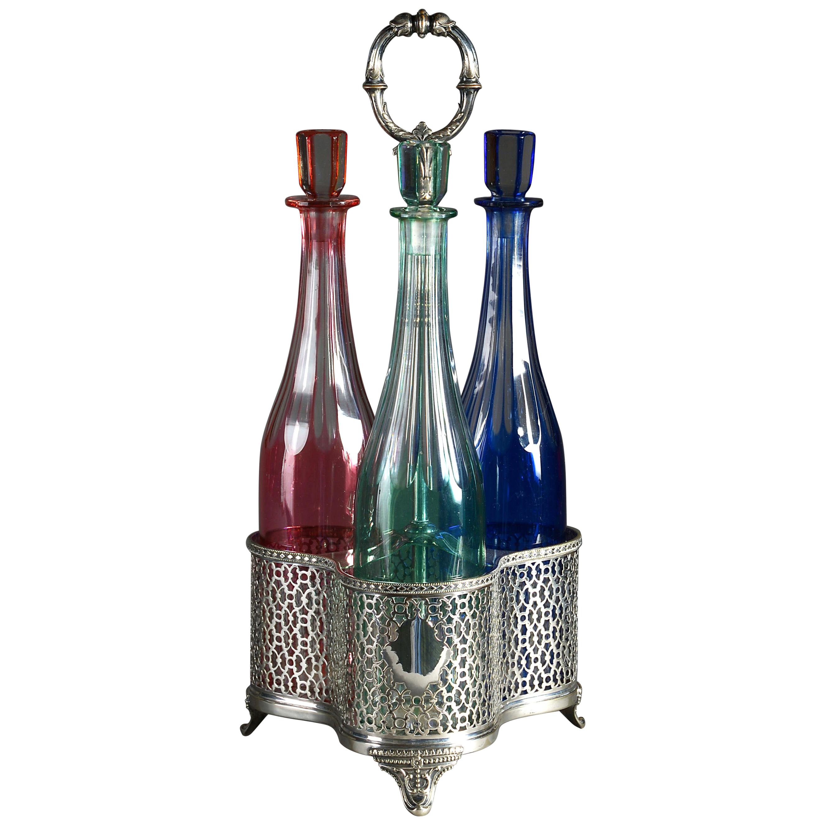  Porte-bouteilles en argent et trois bouteilles de cordial en verre coloré  en vente