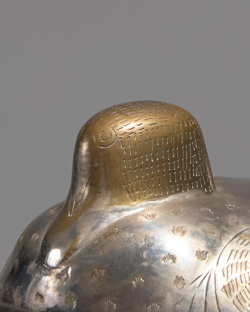 Boîte / ancienne bonbonnière en laiton argenté prenant la forme d'une poule, avec bol et couvercle décorés de motifs gravés à la main. Patine naturelle, en bel état.