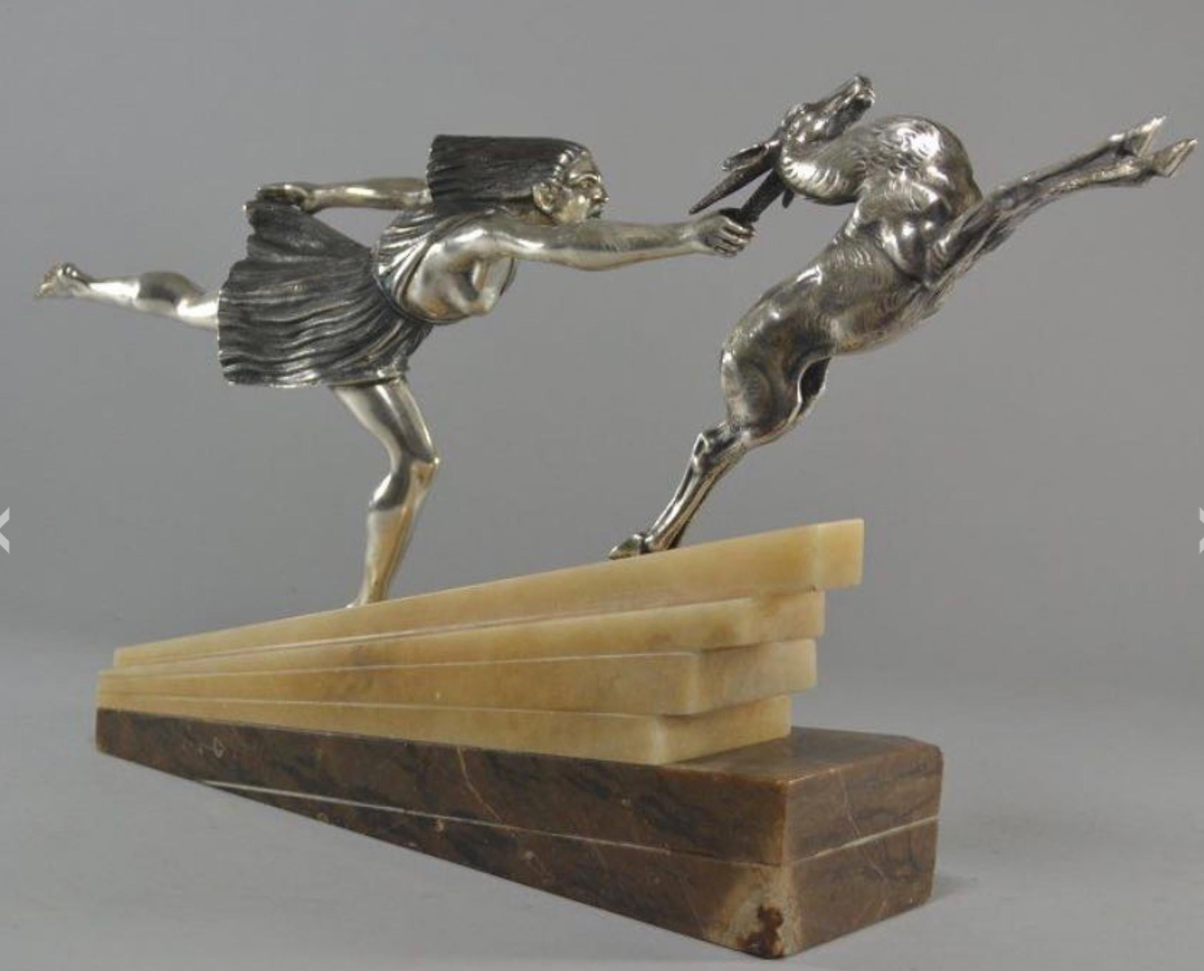 Milieu du XXe siècle Statue Art déco « Chasing the Hind » en bronze argenté d' Aurore Onu en vente