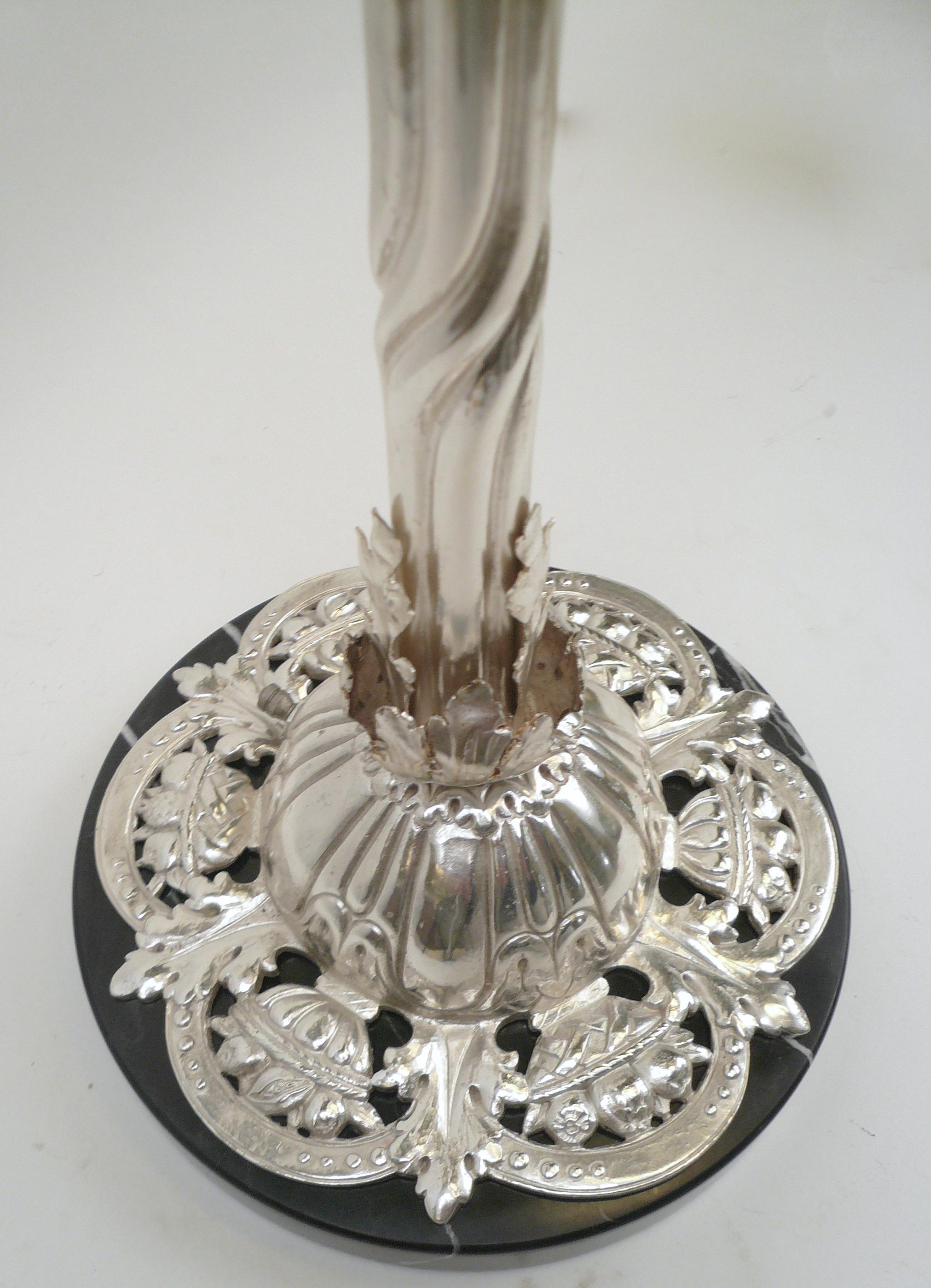 20ième siècle Lampe de table Arts & Crafts en bronze argenté en vente